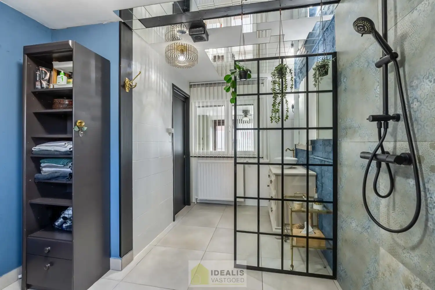 IDEALIS VASTGOED – EENGEZINSWONING MET EEN KNAPPE LEEFRUIMTE MET OPEN HAARD EN AANSLUITEND OPEN MODERNE KEUKEN, EEN HEERLIJKE VERANDA, MOGELIJKHEID TOT 4 SLAAPKAMERS, 2 BADKAMERS, 2 GARAGES EN EEN RUIM WERKHUIS MOMENTEEL INGERICHT ALS LOUNGERUIMTE, VOLLEDIG AANGELEGD MET EEN KNAPPE TUIN OP EEN PERCEEL VAN 8A 65CA! Deze ruime gezinswoning omvat +- 204m² netto bewoonbare oppervlakte met een aangename woonkamer bestaande uit zit-en eetgedeelte, een open moderne keuken, veranda, mogelijkheid tot 4 slaapkamers en 2 badkamers. Momenteel is de woning ingericht als 2 aparte woongelegenheden. Tevens beschikt de woning over een apart garagegebouw bestaande uit 2 garages met achterliggend een werkhuis momenteel ingericht als loungeruimte. Een unieke kans voor kandidaten op zoek naar een ééngezinswoning voorzien van alle faciliteiten op een fijne locatie tussen de centra van Oudsbergen, Bocholt, Bree en Peer! De huidige eigenaar heeft reeds een nieuw dak aangekocht. Dit wordt geplaatst voor de... foto 9