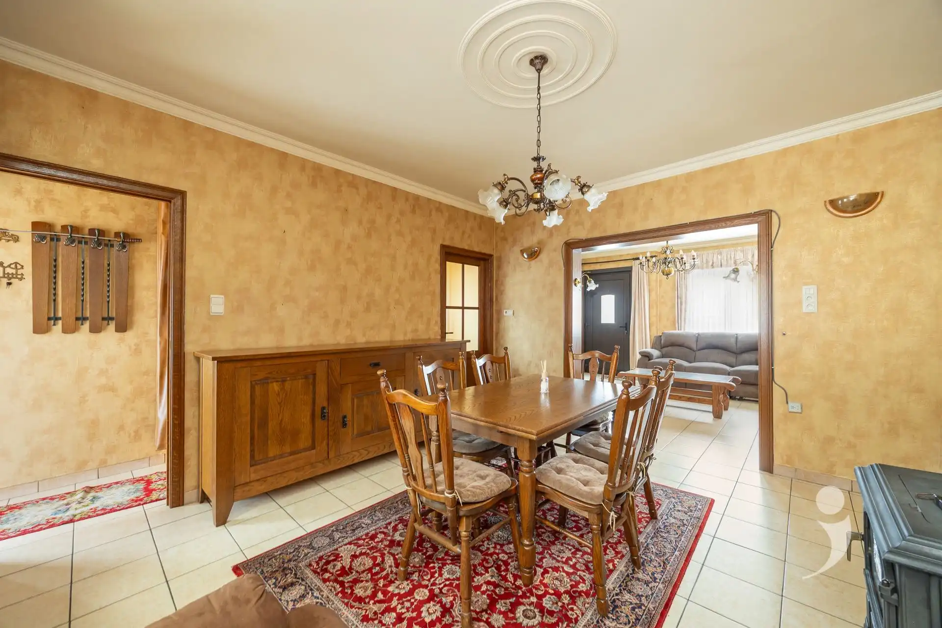Te renoveren woning met vier slaapkamers!  foto 4