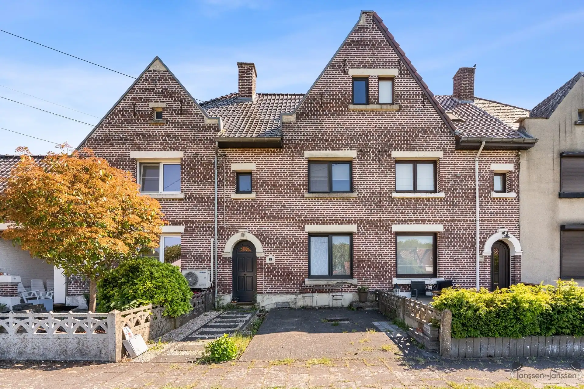 Charmante rijwoning met tuin in het groene Waterschei foto {{pictureIndex}}