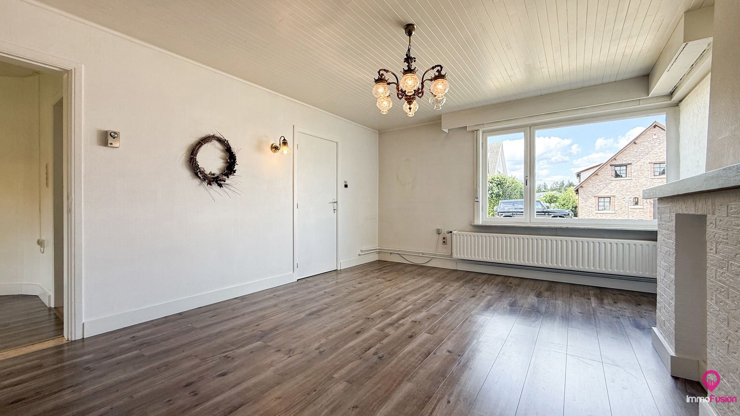 Gelijkvloerse open bebouwing op 6a45 met tuin & garage! foto 4