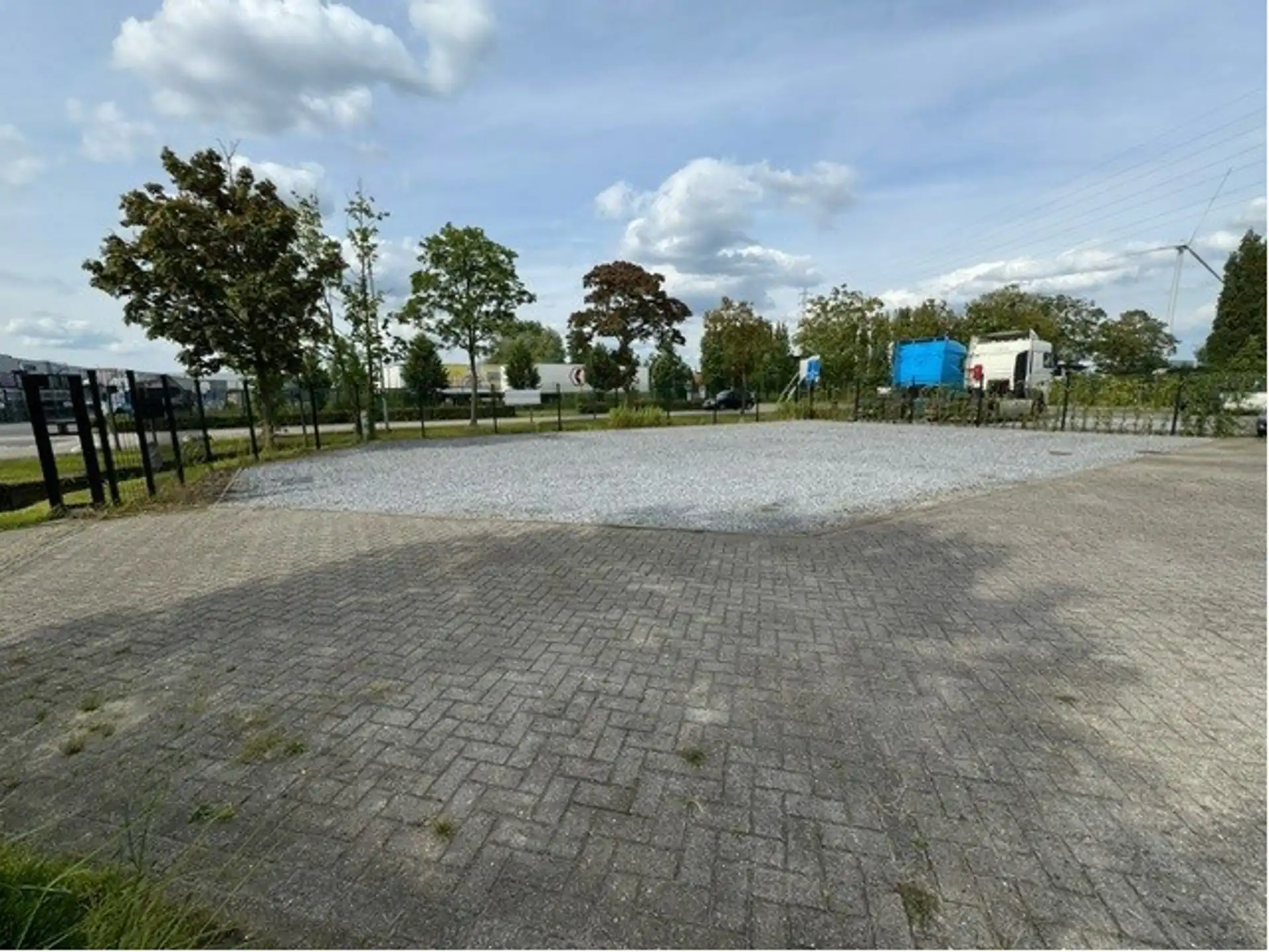 Verhard terrein + kantoor en woonst te koop foto 4