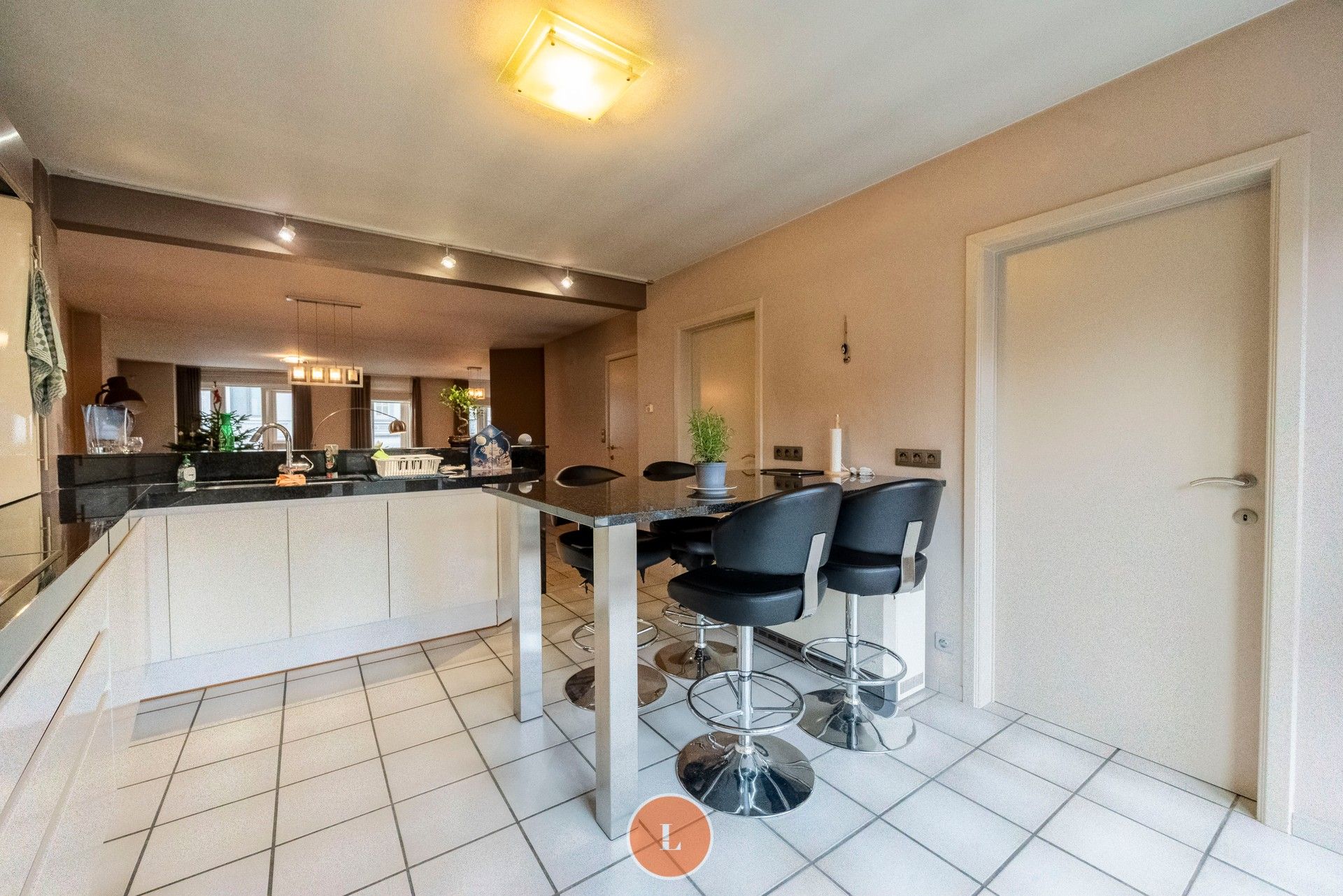 Handelspand met instapklaar zeer ruim duplexappartement. foto 3