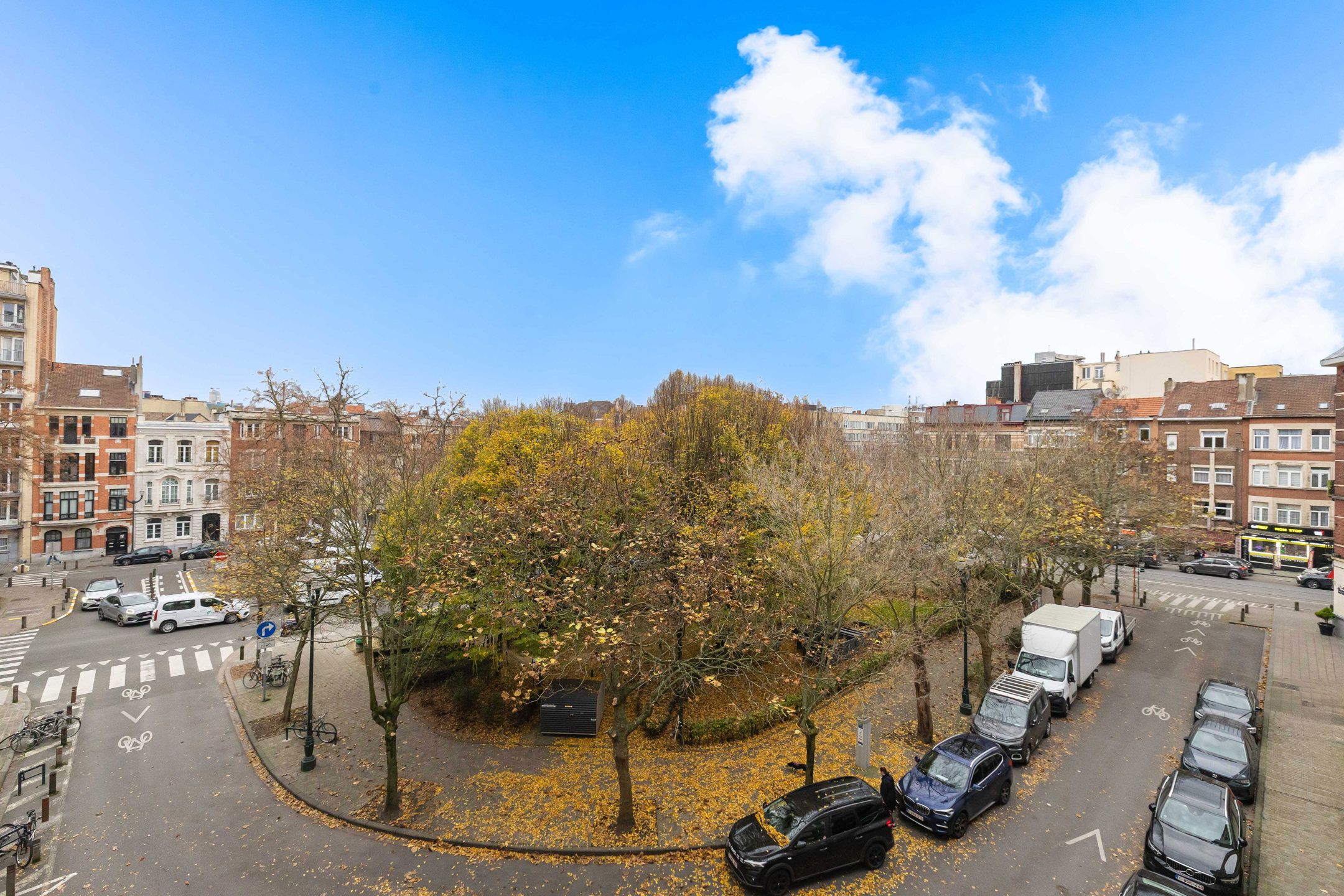 Appartement met 2 slaapkamers + terras : te renoveren foto 4