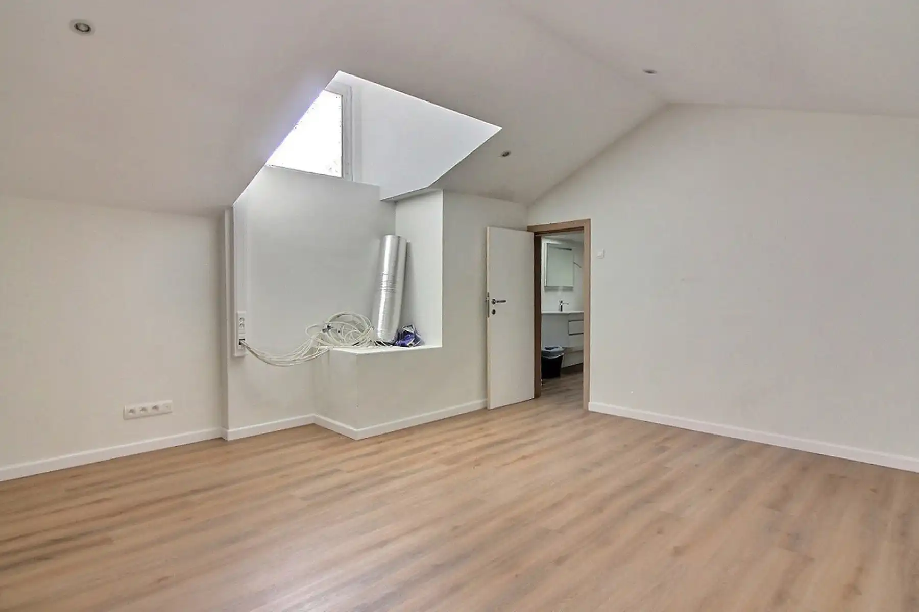 Opslagruimte met kantoor foto 12