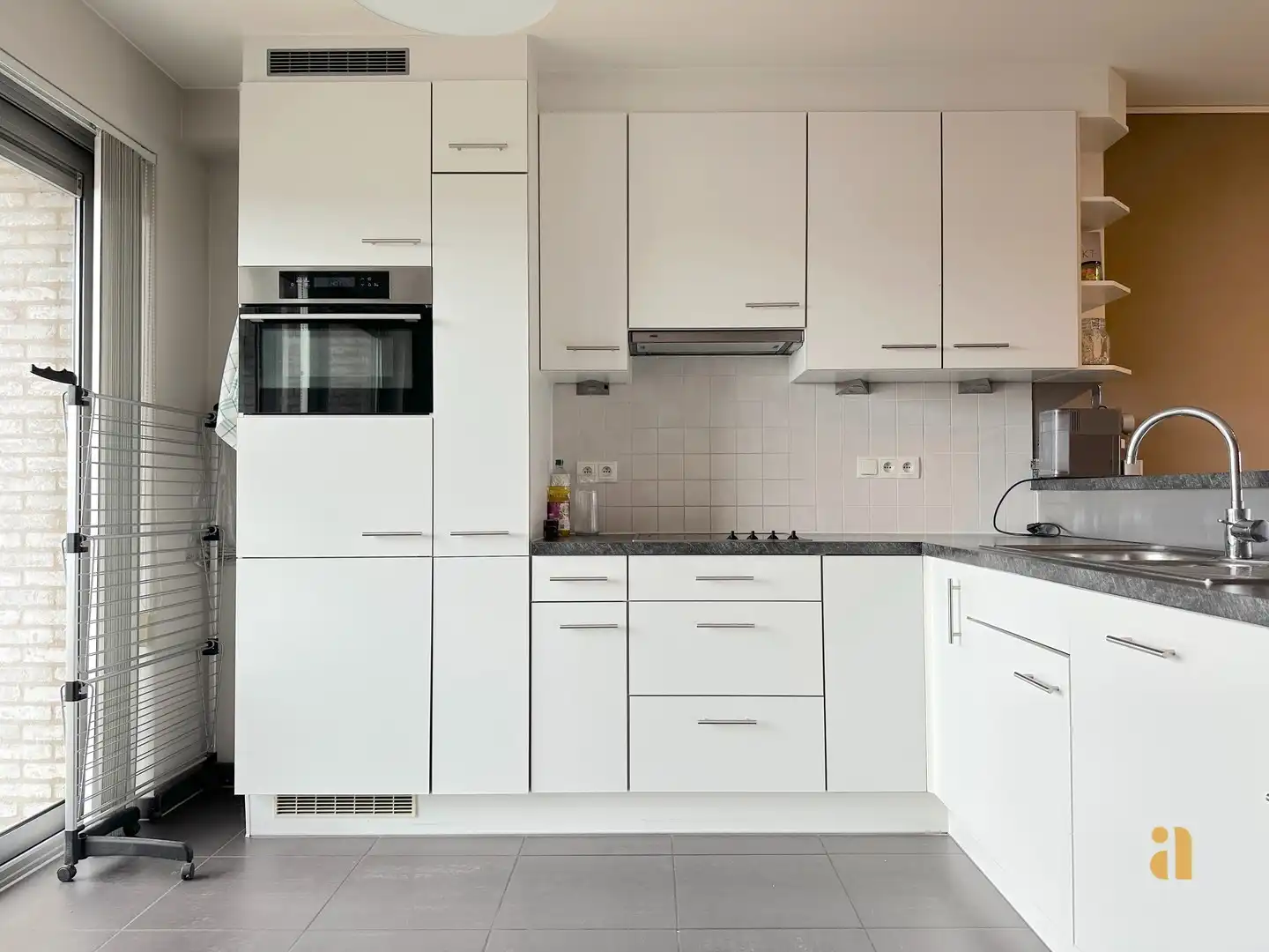 Zon, ruimte & torens: dit lichtrijke appartement heeft het allemaal! foto 4