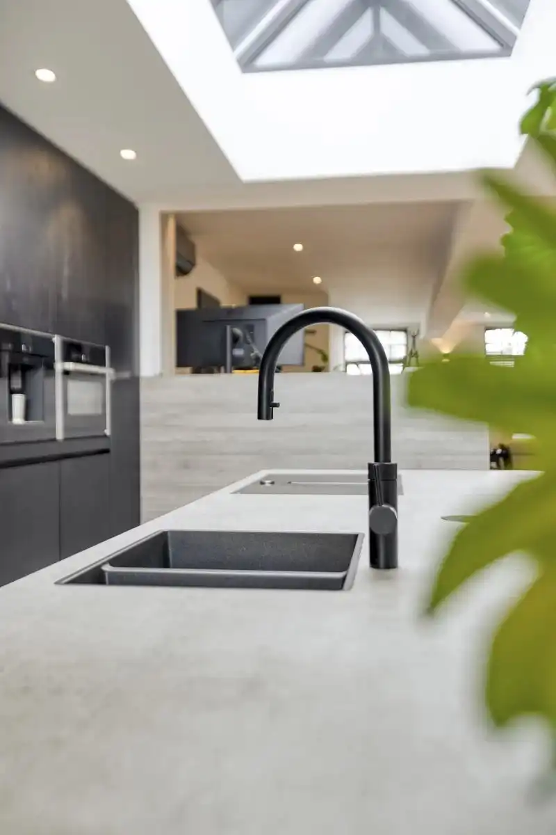 Zeer ruim handelspand met tuin en exclusief triplex  appartement met privé-lift en 2 slaapkamers, garage en staanplaats. foto 14