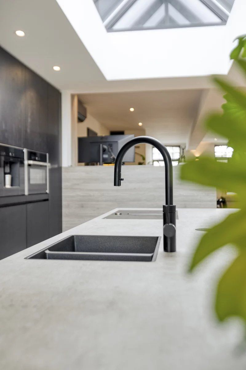 Zeer ruim handelspand met tuin en exclusief triplex  appartement met privé-lift en 2 slaapkamers, garage en staanplaats. foto 14