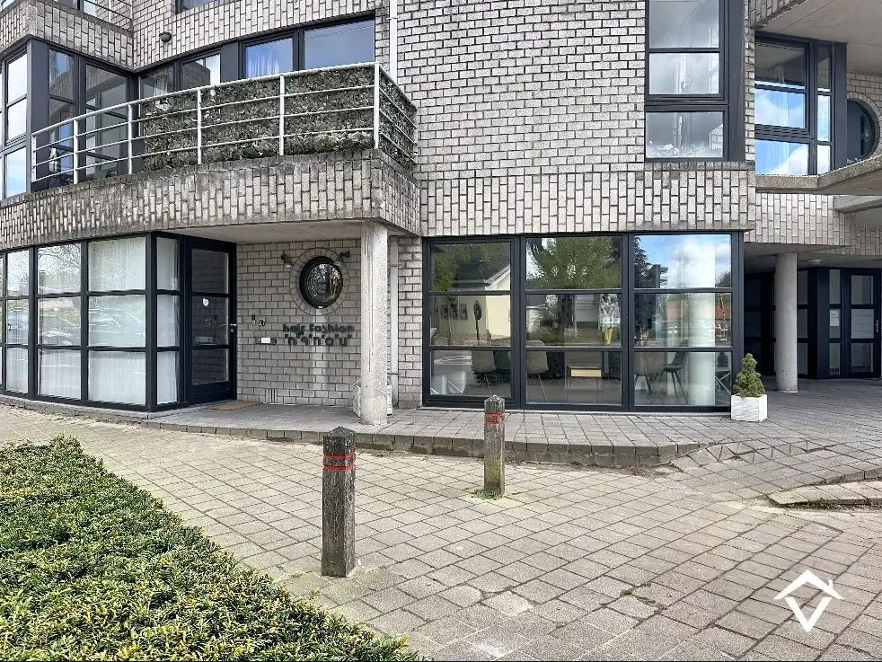 Volledig gerenoveerd handelspand met woonst en garage te Koekelare foto 2