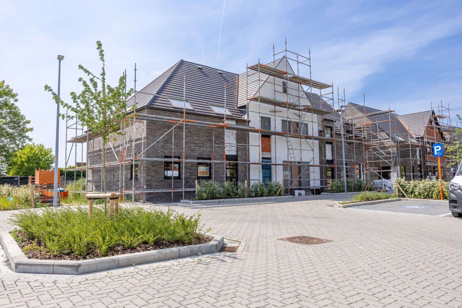 Moderne nieuwbouwwoning met 3 slaapkamers, tuin in Sint-Baafs-Vijve. foto {{pictureIndex}}