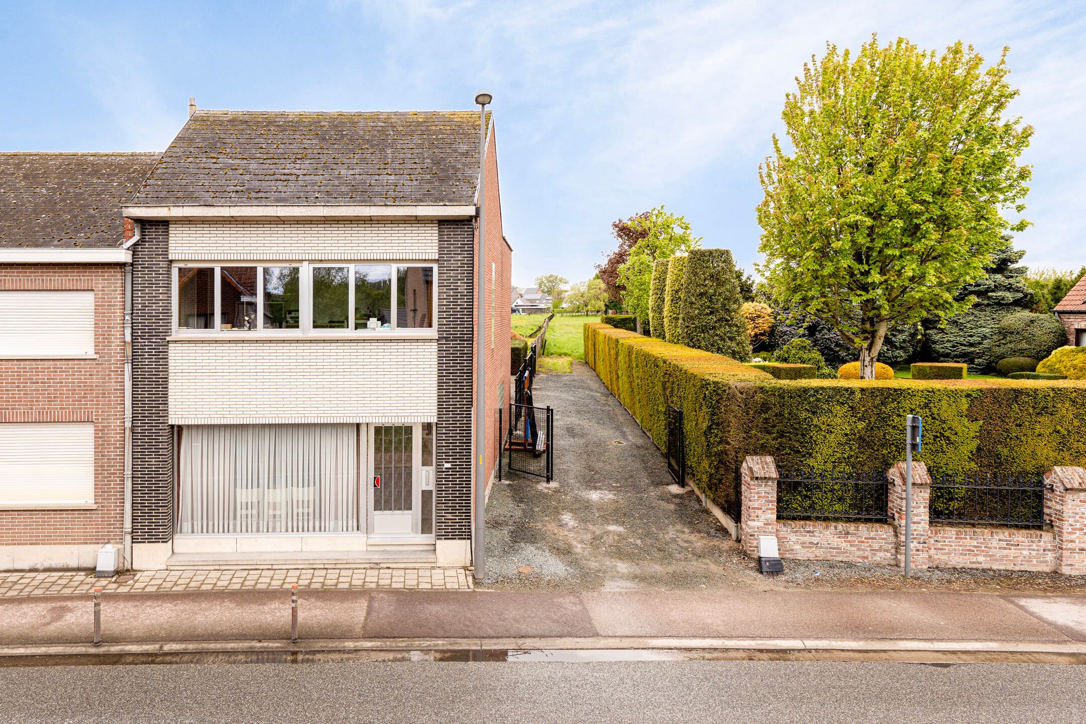 Driegevelwoning met 3 slaapkamers, garage en grote tuin foto 2