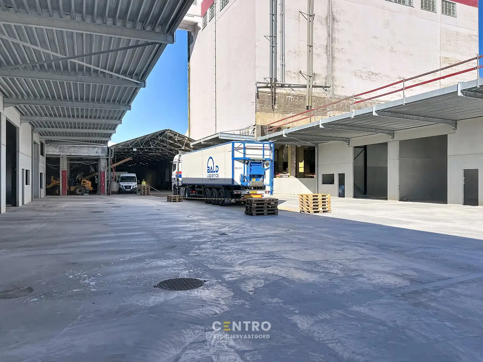 Nieuwbouw KMO-units van 223m² TE HUUR (VH van 7m, 2 parkings, aparte loopdeur en raam), te Kerkhove (Avelgem). foto 25