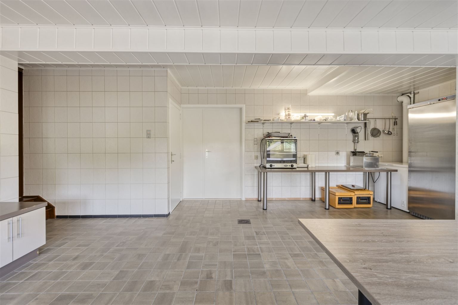 Ruime gezinswoning voorzien van 5 slaapkamers, garage, kelder en tuin nabij het centrum van Neeroeteren. Tevens mogelijkheden voor het uitoefenen van een vrij beroep, praktijkruimte, kapsalon, etc.  foto 11