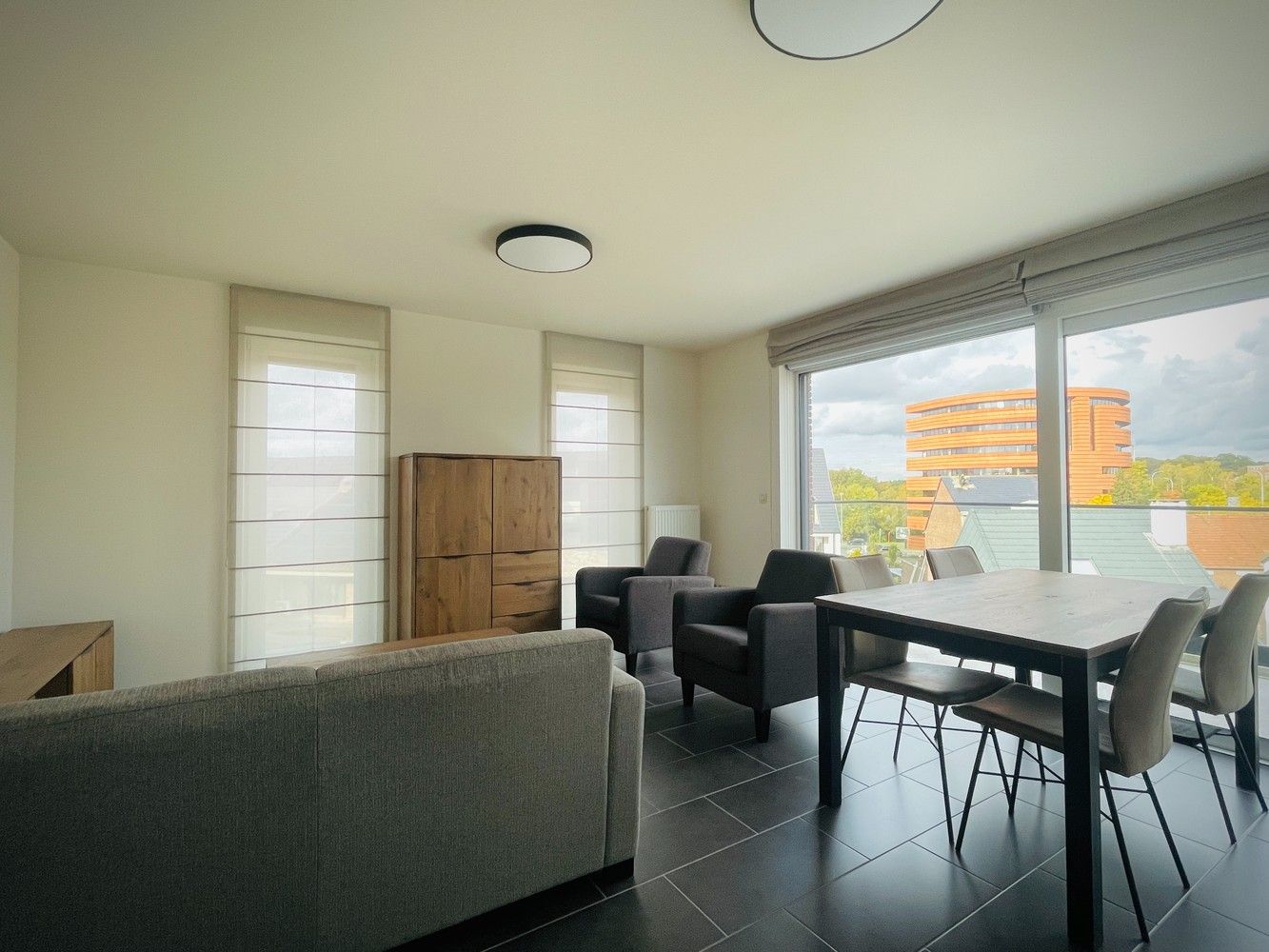 Modern 1 slpk. appartement op wandelafstand van het station en stadscentrum van Genk, met als extra troeven een apart ingericht bureau en groot terras met prachtig zicht. foto 2