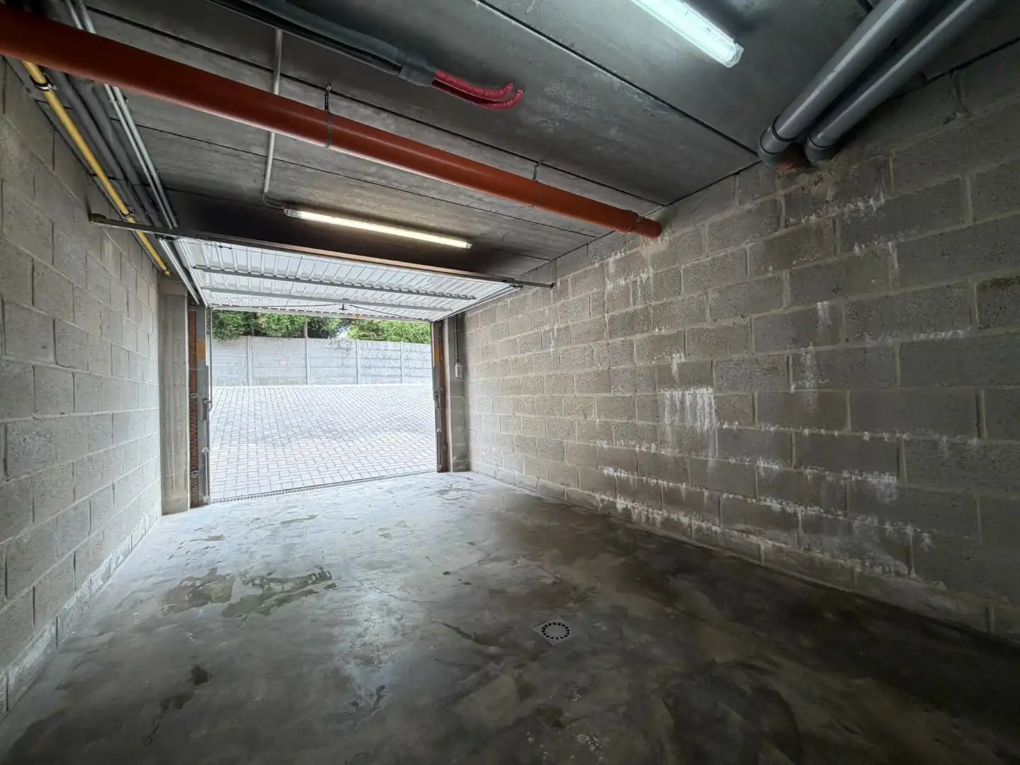Netjes gerenoveerd 1-slaapkamer appartement met ruime kelder en inpandige garage foto 24