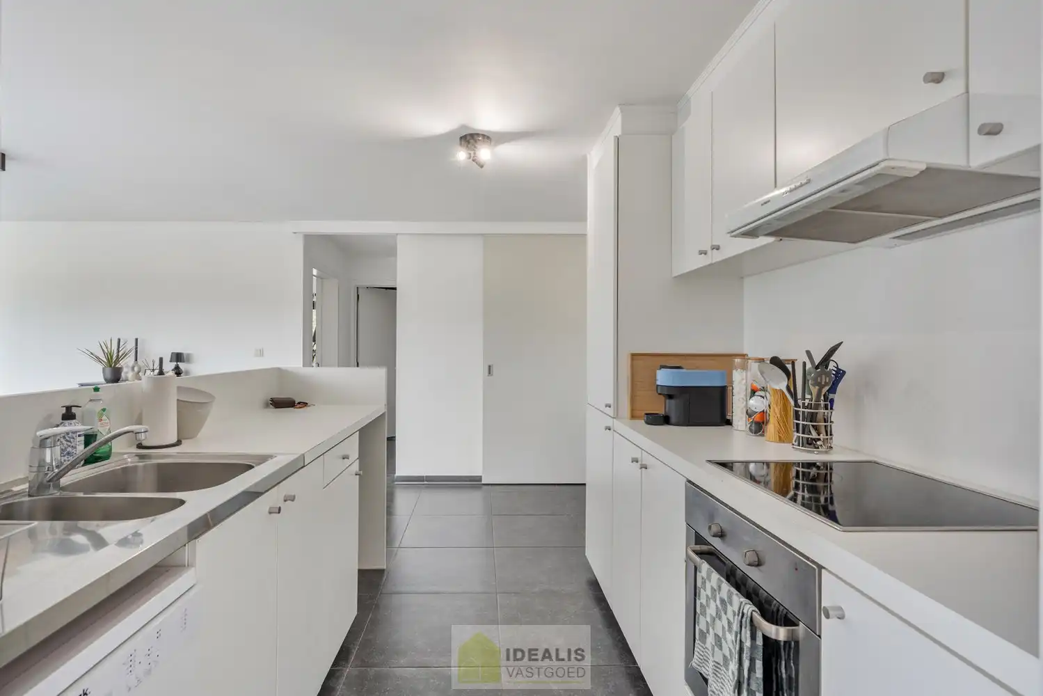 IDEALIS VASTGOED – GELIJKVLOERSE KANTOORRUIMTE MET BOVENLIGGEND APPARTEMENT OP EEN ZICHTLOCATIE IN DIEPENBEEK! Deze gelijkvloerse kantoorruimte van + - 105m² met bovenliggend apart toegankelijk appartement van + - 97 m² met zeer ruim terras is gelegen langs de Steenweg in Diepenbeek en heeft ruim voldoende parkeergelegenheid op eigen terrein. De perfecte zet voor zij die op zoek zijn naar een interessante investering op een zichtlocatie! foto 20