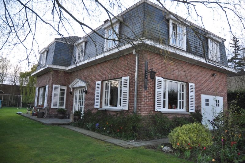 Rustig gelegen villa in residentiële wijk vlakbij de Schaapsdreef op 1.800m². foto {{pictureIndex}}