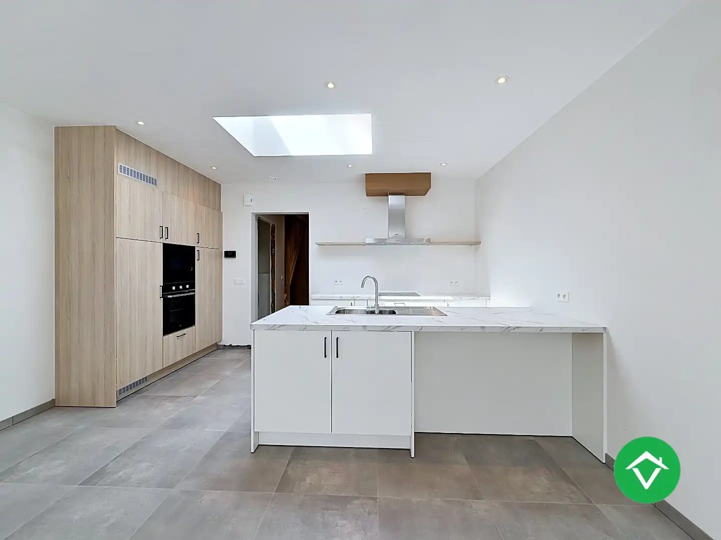 Centraal gelegen nieuwbouwwoning met 3 slaapkamers, tuin en overdekte autostaanplaats foto 3