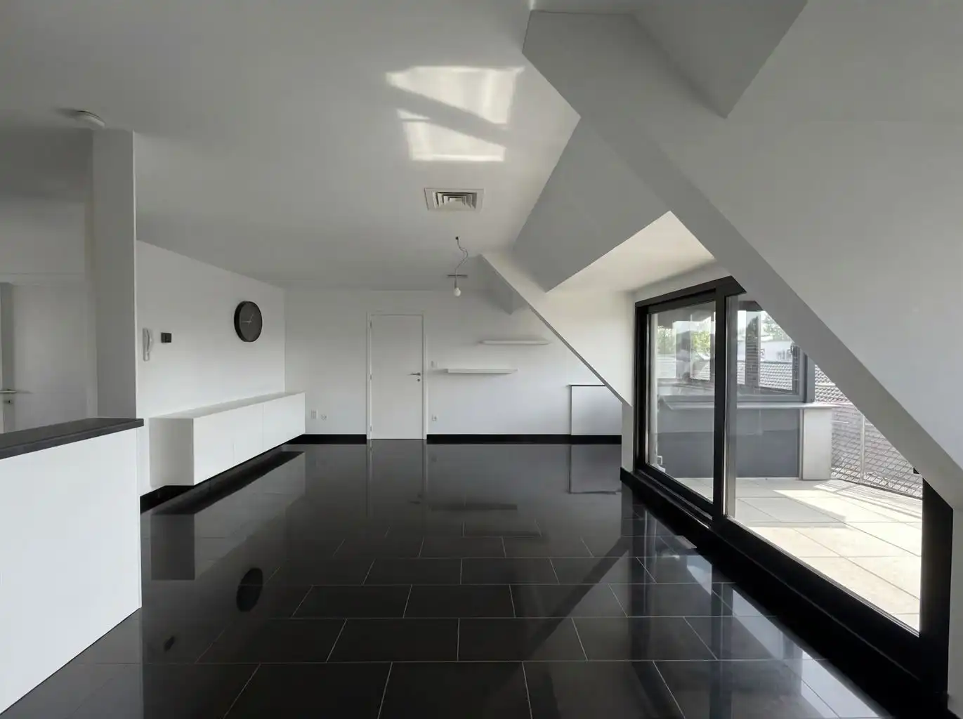 Zeer ruim en stijlvol 1-slaapkamer appartement met extra polyvalente ruimte en terrasje in het centrum van Neeroeteren.  foto 4