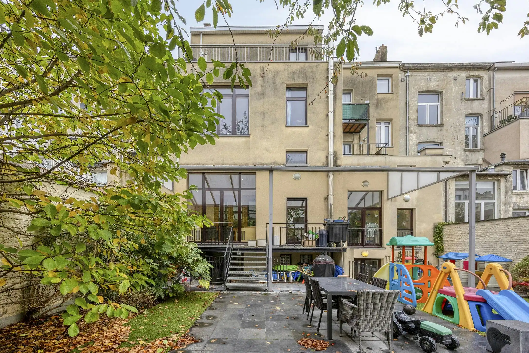 Op te frissen herenhuis met 7 slaapkamers en stadstuin. foto {{pictureIndex}}