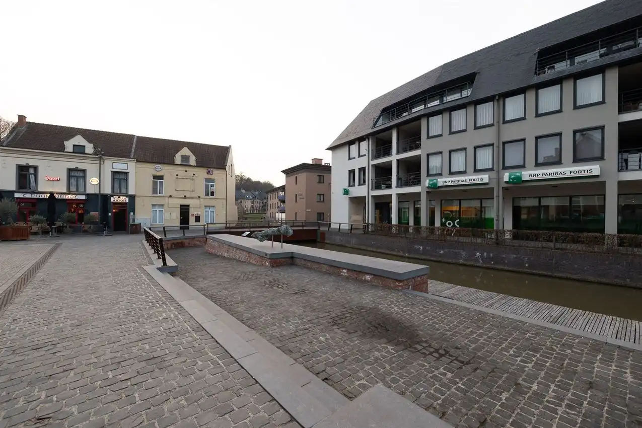Stadswoning met vier slpk, garage te midden van centrum foto 30