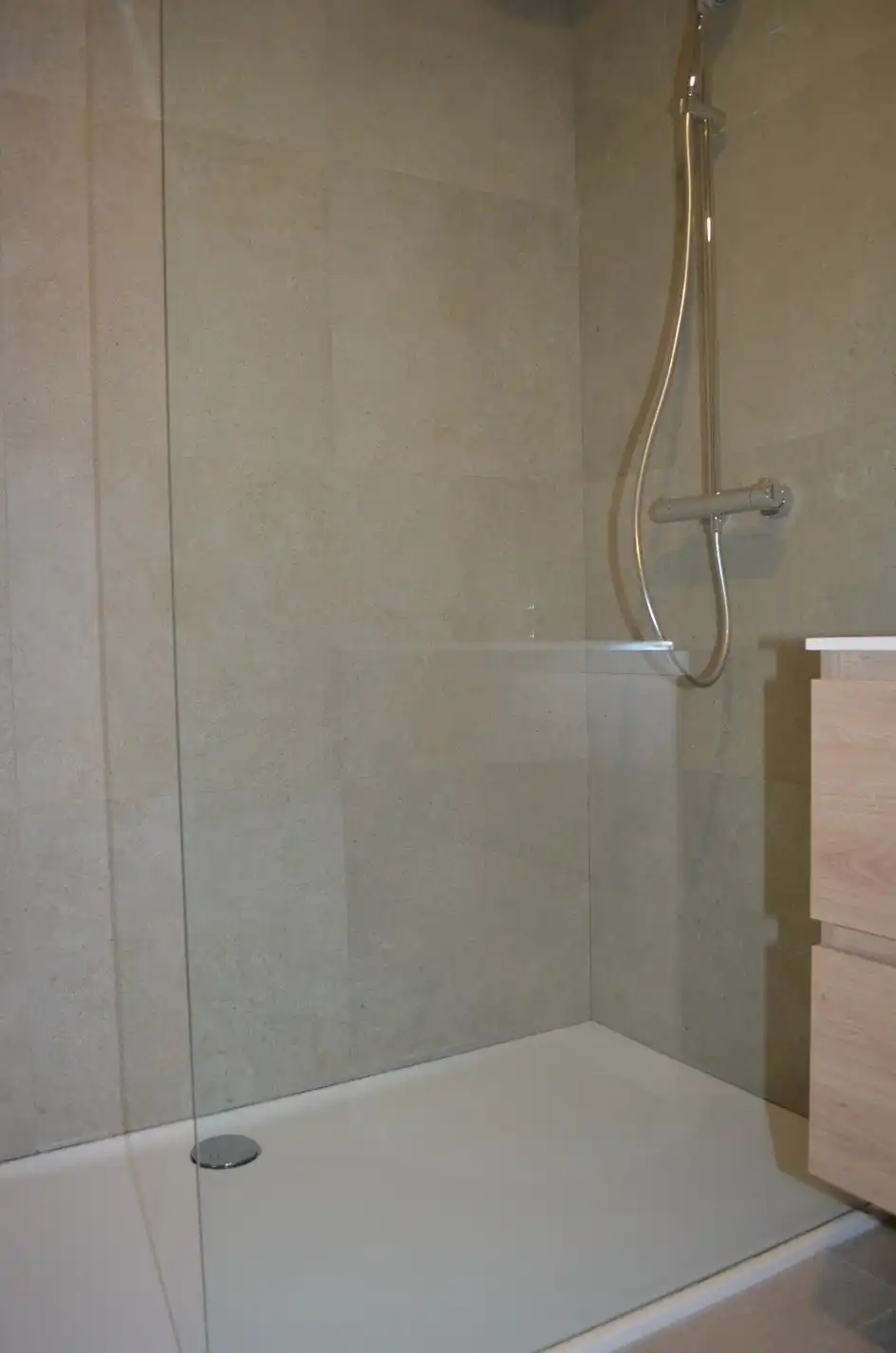 Wonen aan 't kanaal in Residentie Bakboord in een 2 slpk appartement met ruim terras.  Lift aanwezig. foto 10