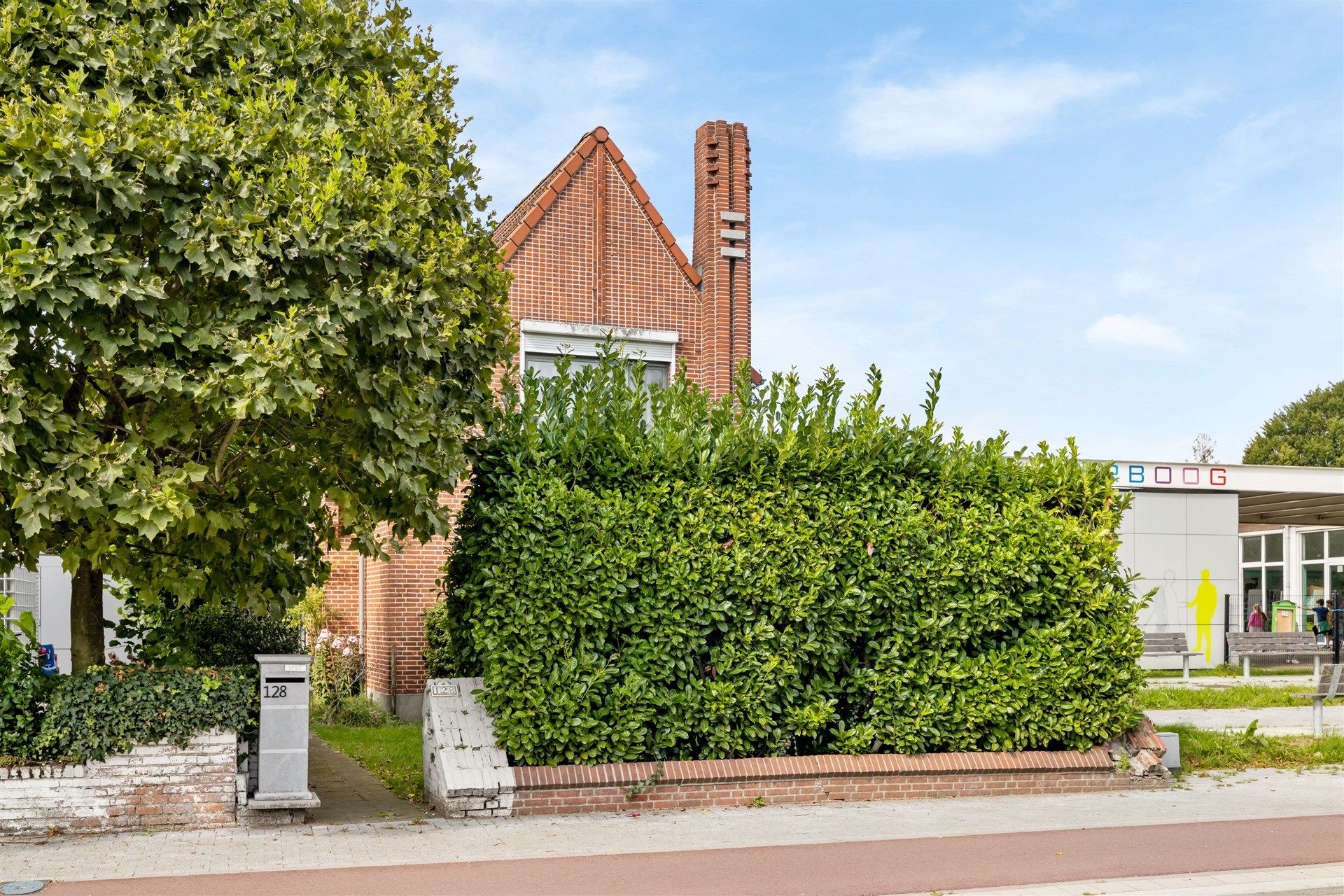 Uitstekend gelegen woning met zonnige tuin en achteruitweg op een mooi perceel van 522m² foto 2