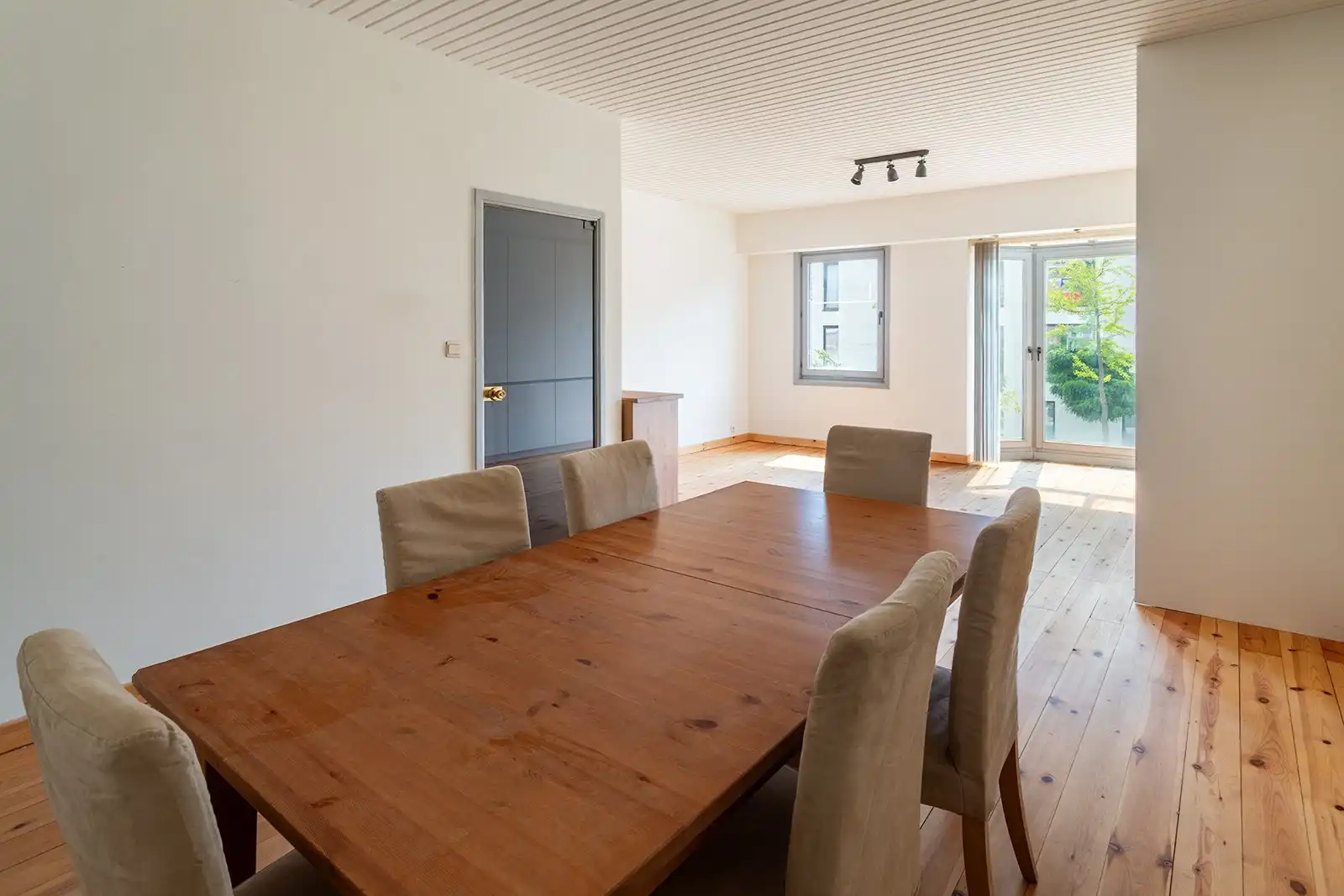 Lichtrijke bel-etagewoning met dubbele garage en ruime tuin foto 12