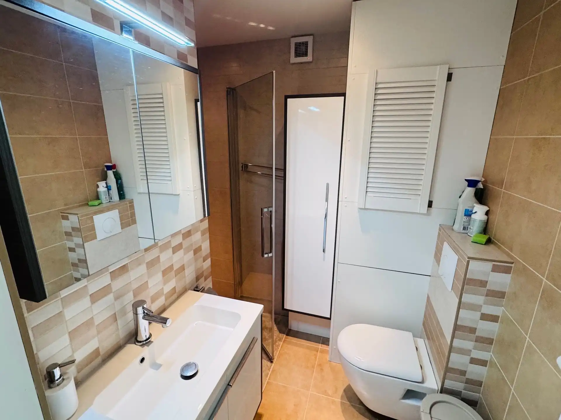 Instapklaar en volledig bemeubeld appartement nabij centrum van De Haan  Op een gunstige ligging in De Haan bevindt zich dit vernieuwde en instapklare appartement, gelegen op minder dan 500 meter van het centrum en op slechts 1,5 km van het strand. foto 6