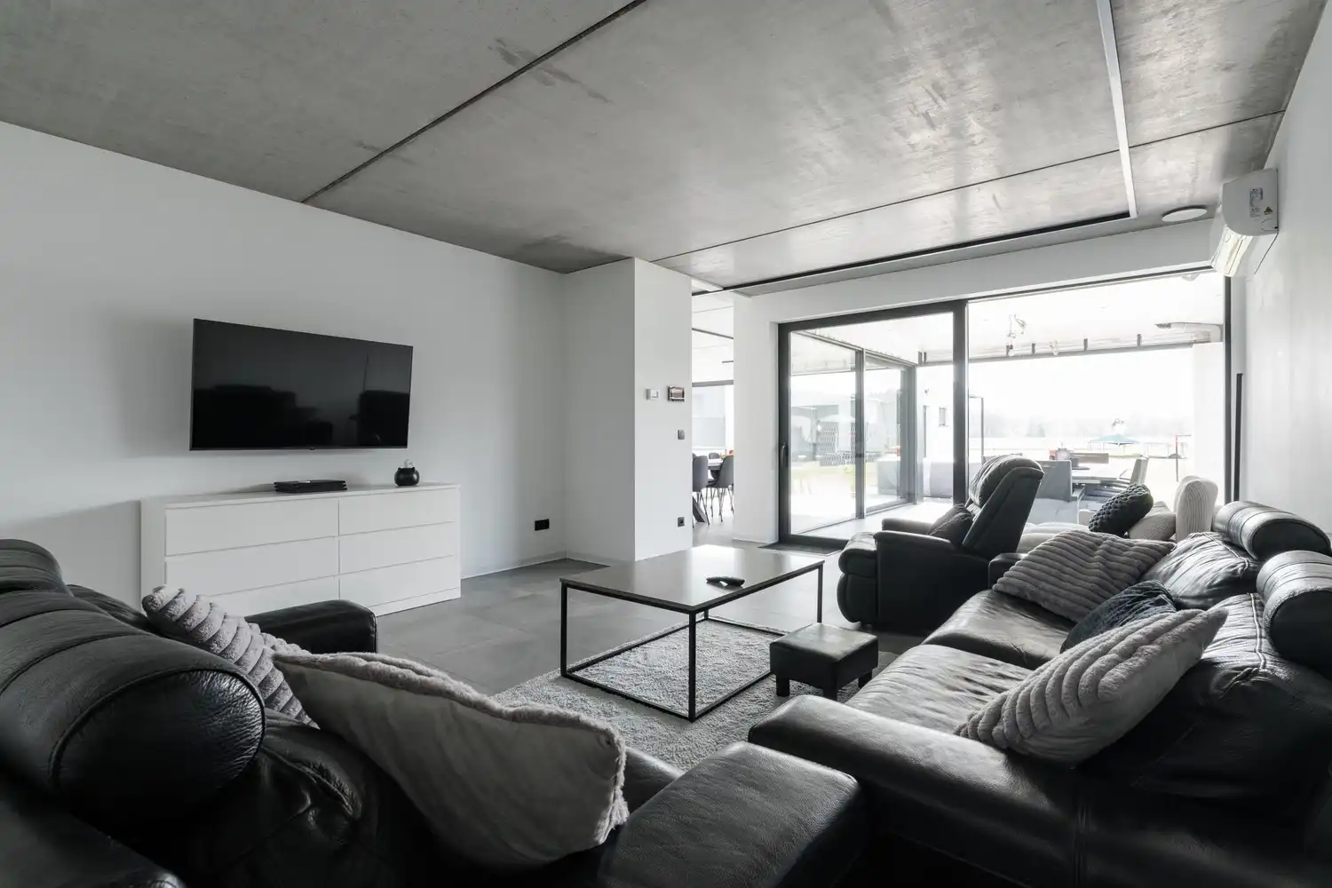 Moderne architecturale woning (2022) met 3 slaapkamers, bureau, kelder en ruime tuin te Pelt foto 9