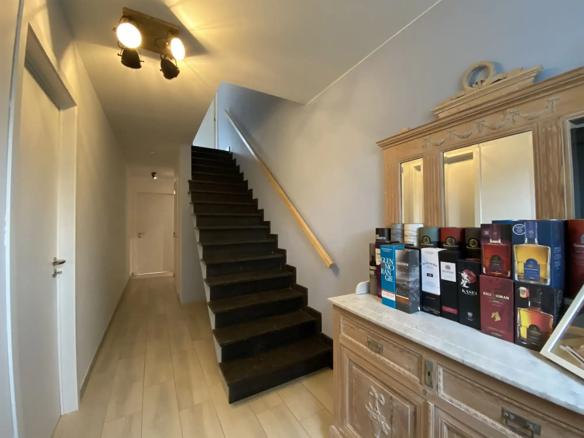 Knappe en ruime bel-etage met 3 slaapkamers, grote garage en tuin. foto 2