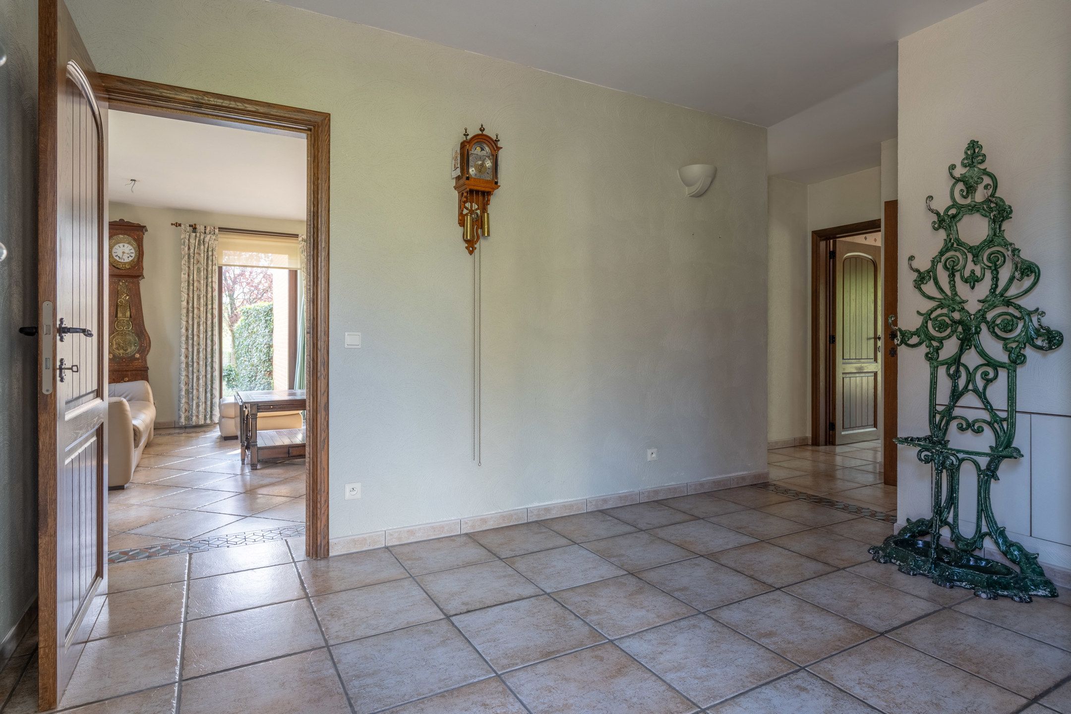 Goed onderhouden villa met 5 slpk's op perceel van 1.060m². foto 8