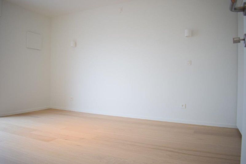 Trendy gerenoveerd app met 2 slaapkamers en garage box. foto 10