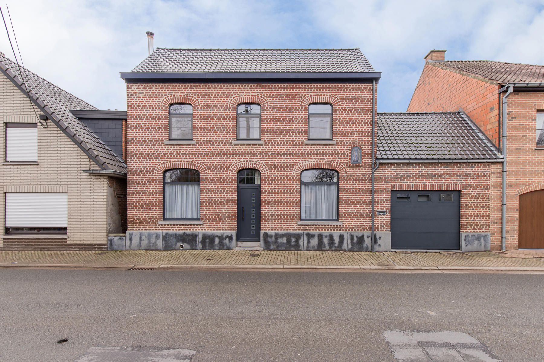 BORSBEKE - Gerenoveerde woning met garage en tuin. foto {{pictureIndex}}