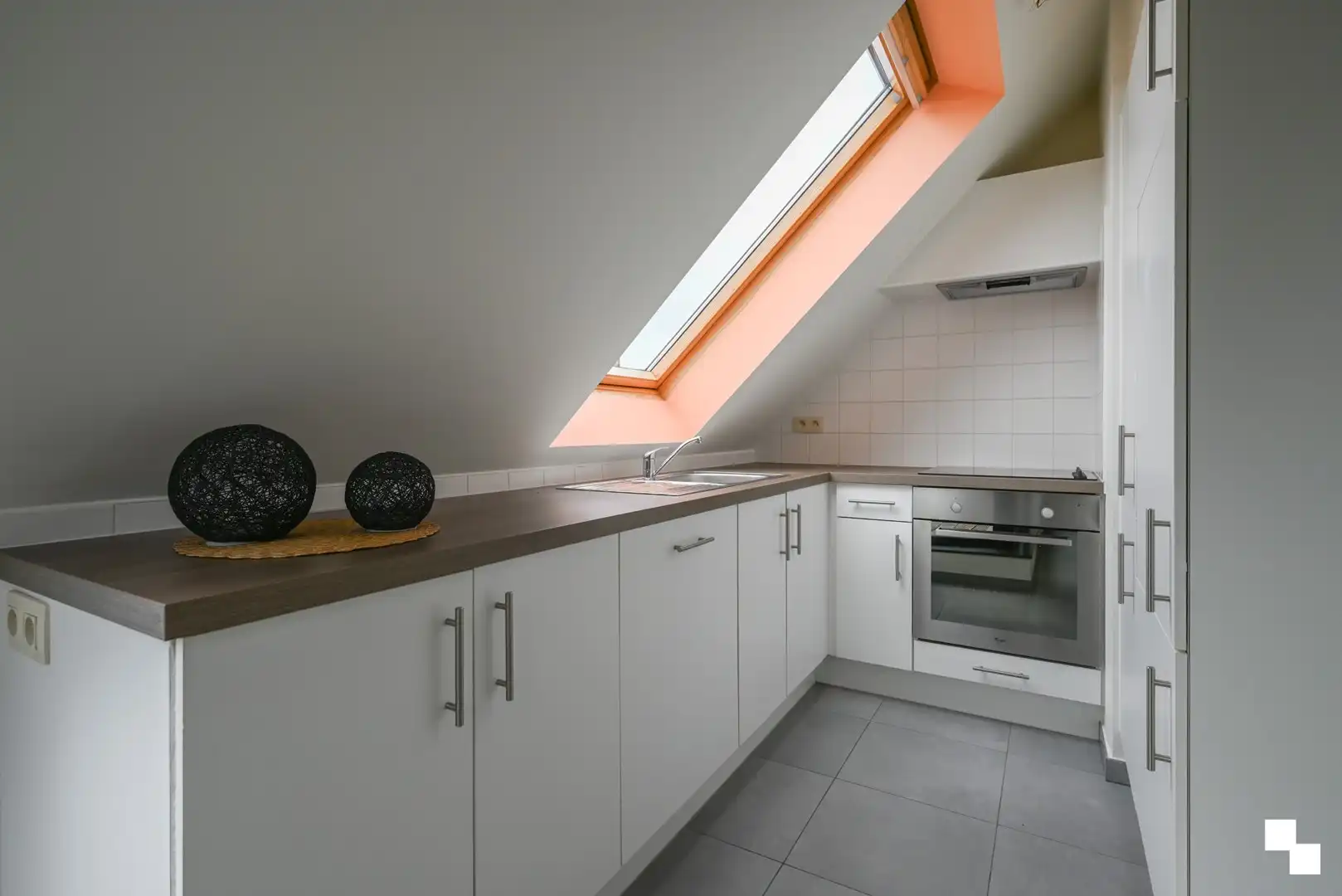 Duplex appartement met garage en twee staanplaatsen nabij centrum Izegem foto 19