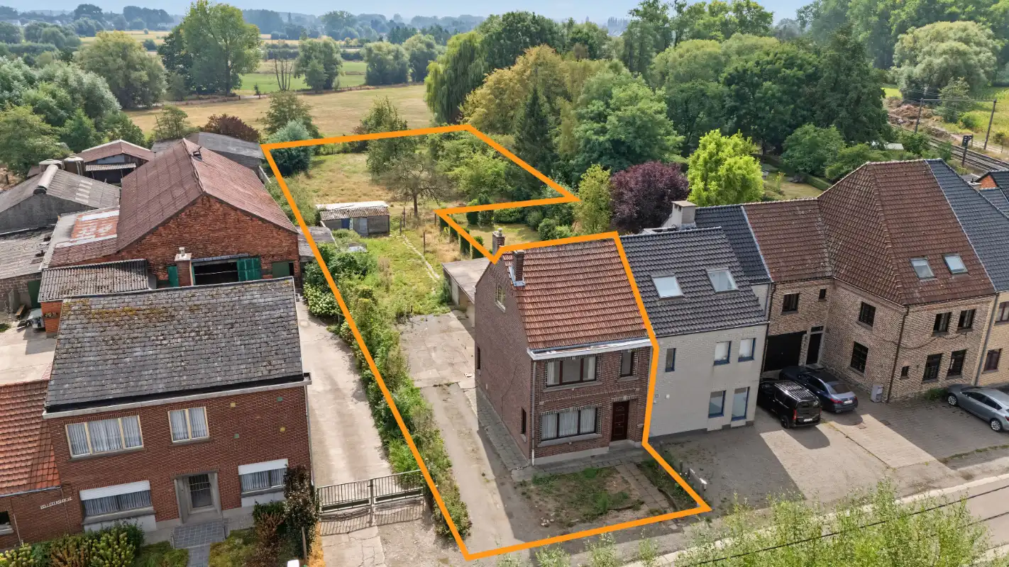 Halfopen bebouwing met achterliggend weiland foto 18
