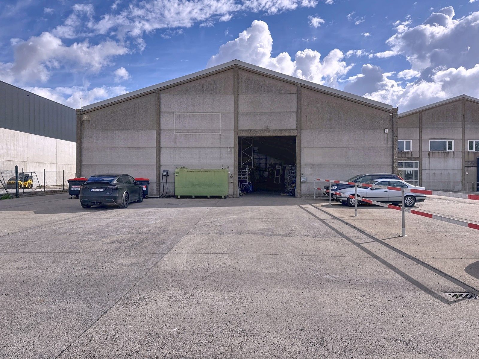 Instapklaar MAGAZIJN (1.250m²), voorzien van 3 elektrische sectionaalpoort, smeerput en verhard terrein (voor- en achterkant) op industriezone te Gistel. foto 9