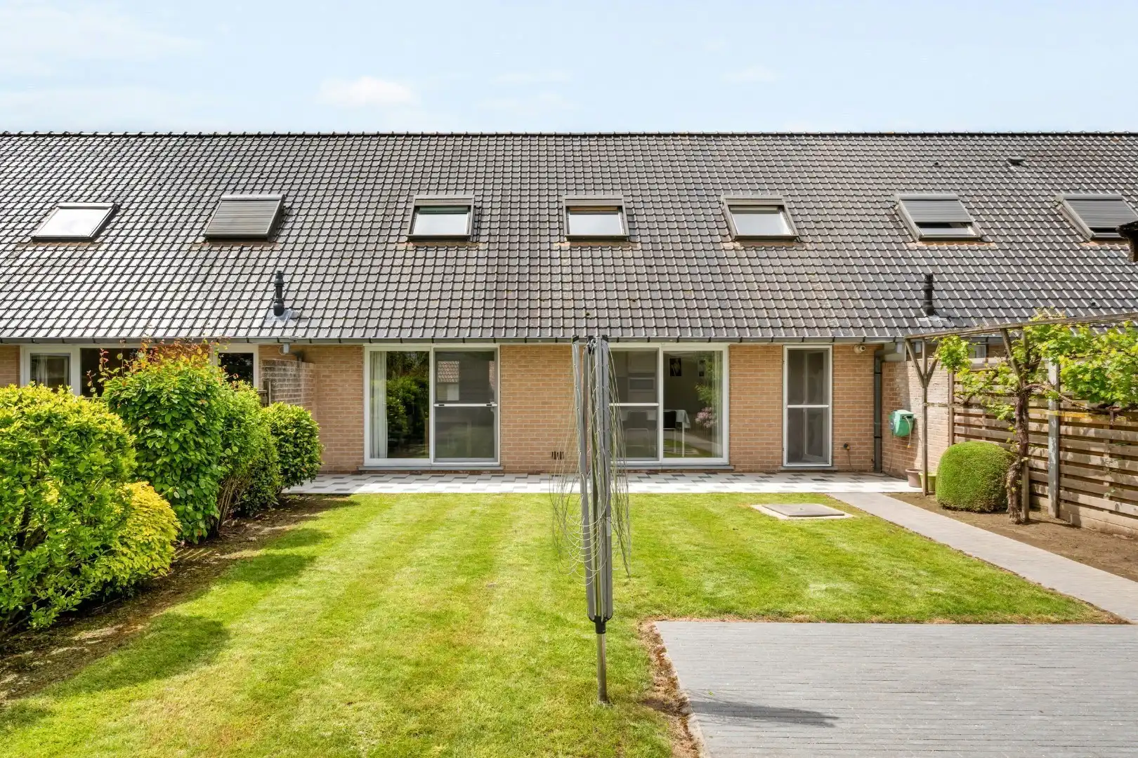 Verzorgde woning met 4 slaapkamers, garage met oprit en tuin in Poperinge foto 18