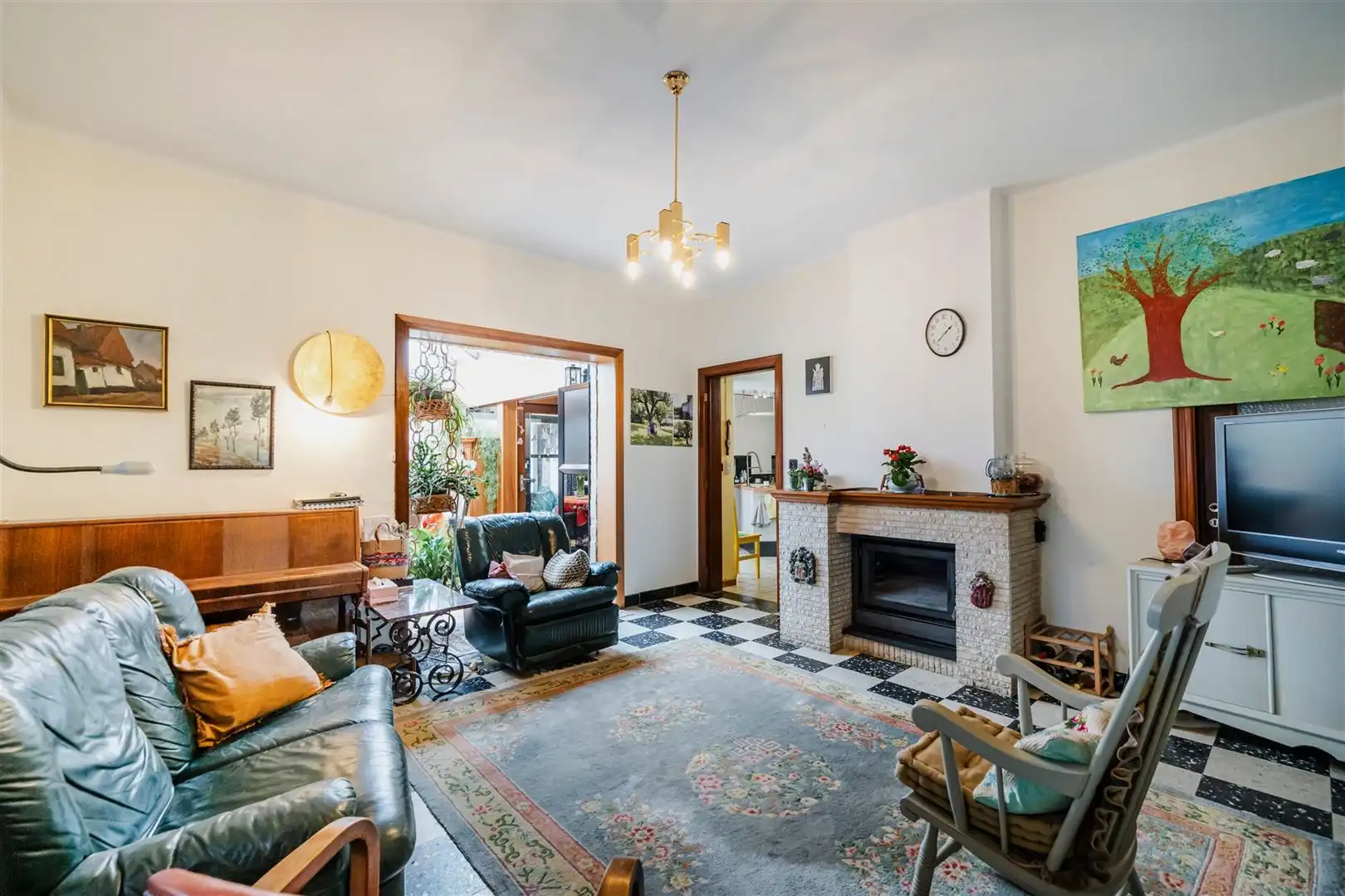 Commercieel uitstekend gelegen woning met tal van mogelijkheden foto 9