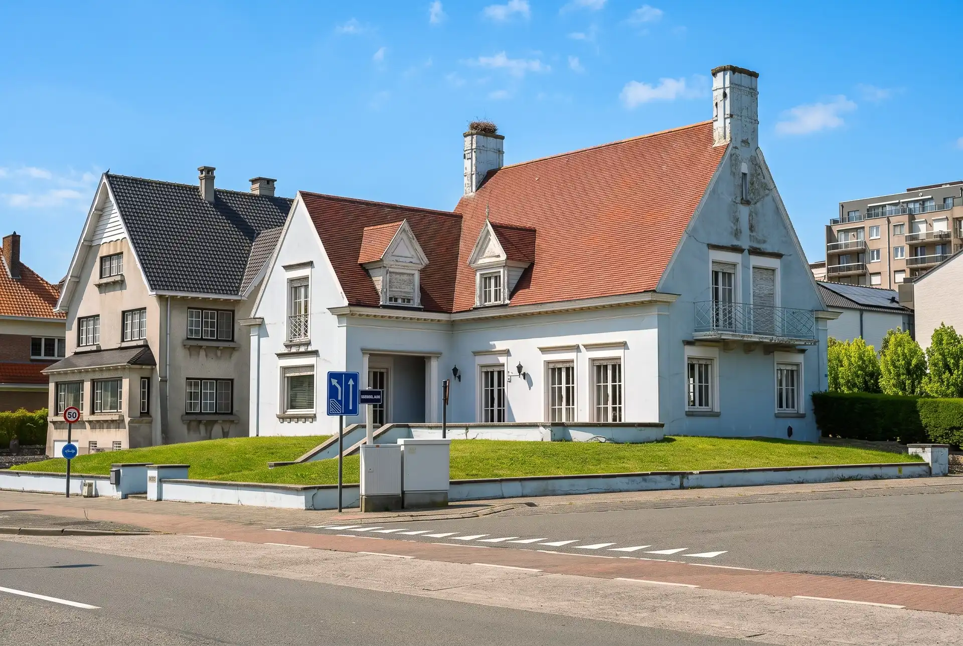 Hoofdfoto van de publicatie: Majestueuze villa op toplocatie en 919m² grond, op slechts 150 meter van het strand