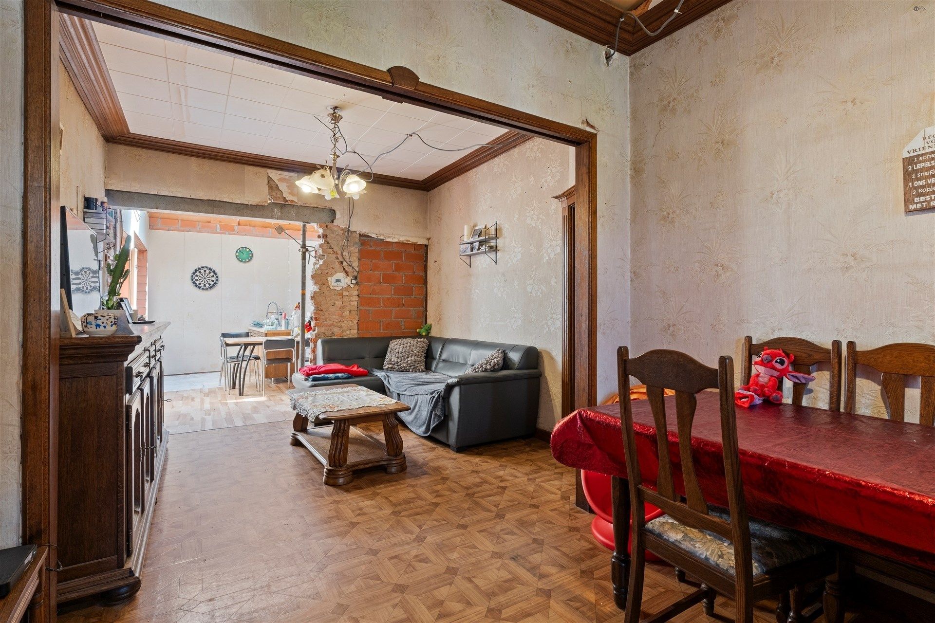 Deels gerenoveerde rijwoning te centrum Stekene foto 4