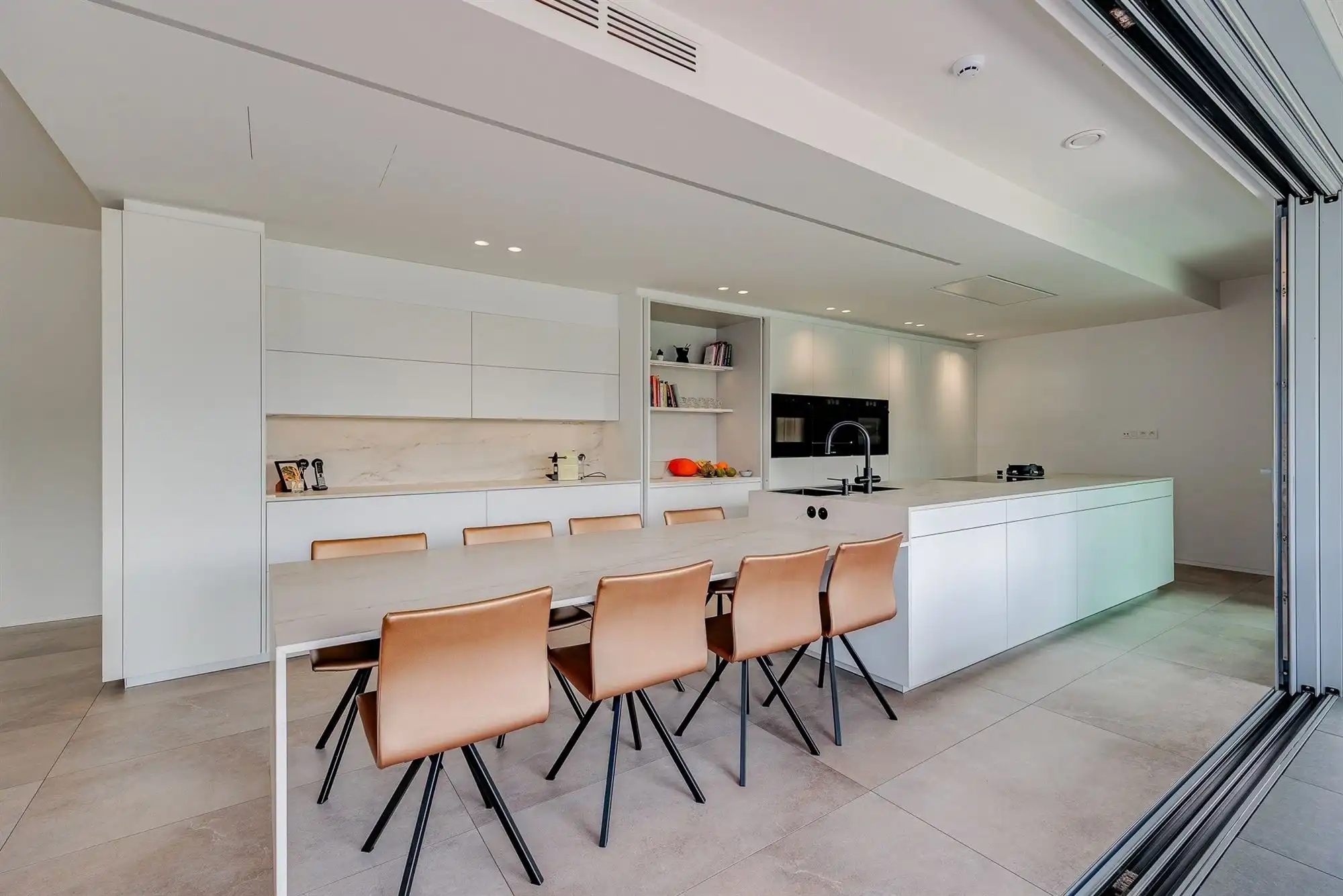 Prachtig afgewerkt gebouw - showroom + villa foto 15