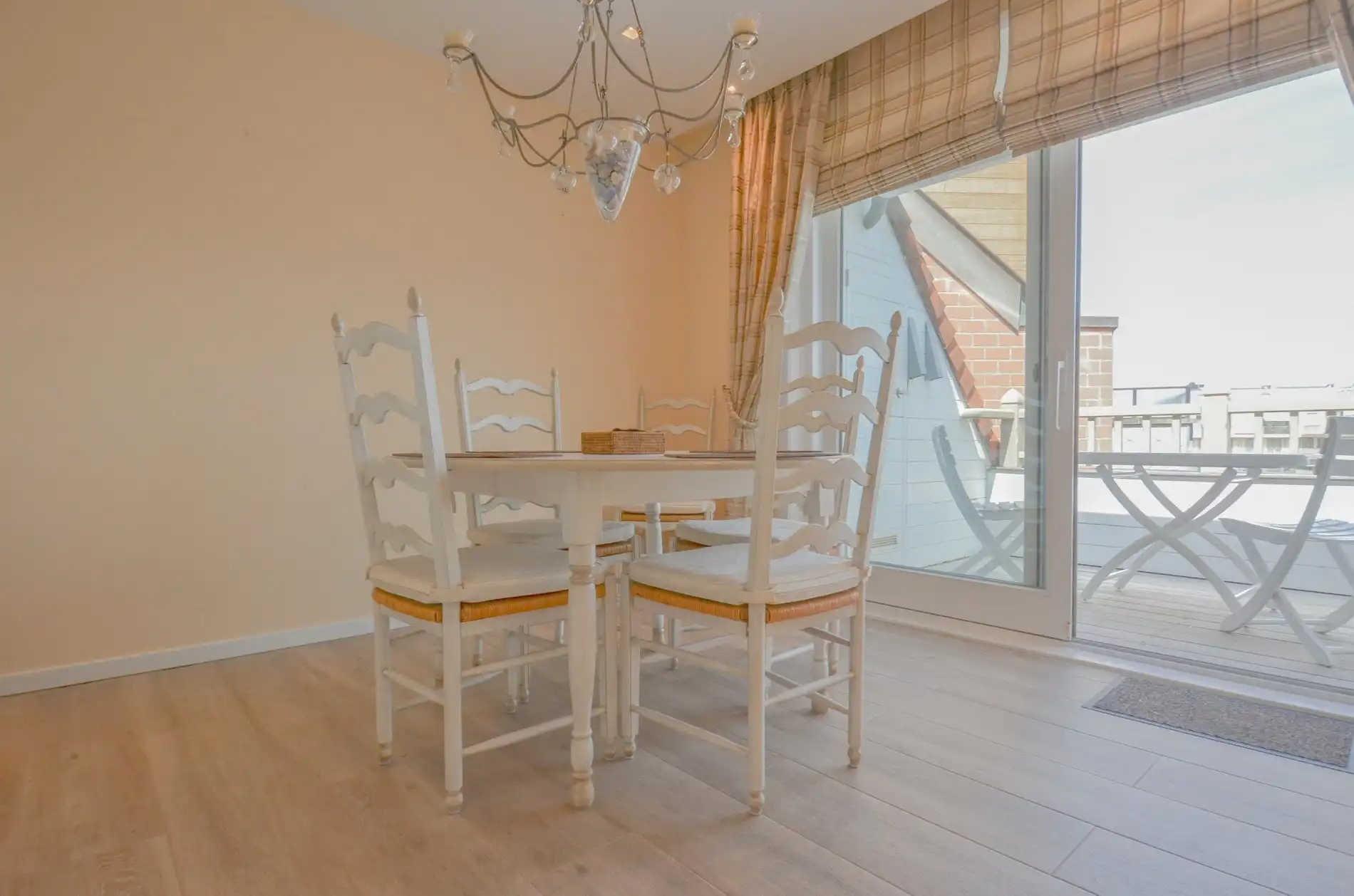 Stijlvol duplexappartement met zonnige terrassen en open zicht op de villa’s van het Zoute. foto 15