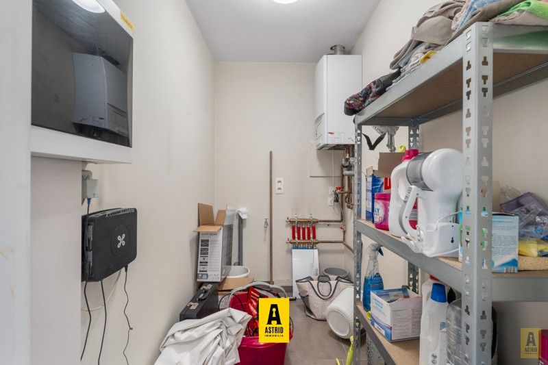 Instapklaar appartement met ruim terrassen en private garage! foto 17