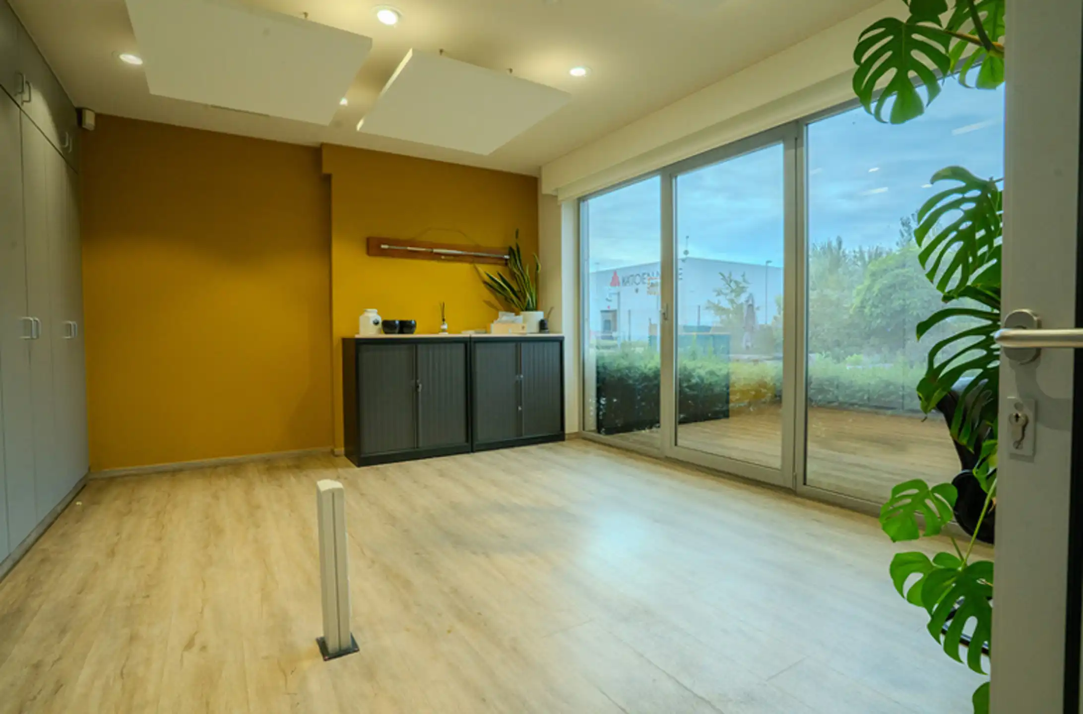 Kantoren  460m² & magazijn 3000m² te huur op 5992m² grondopp foto 8