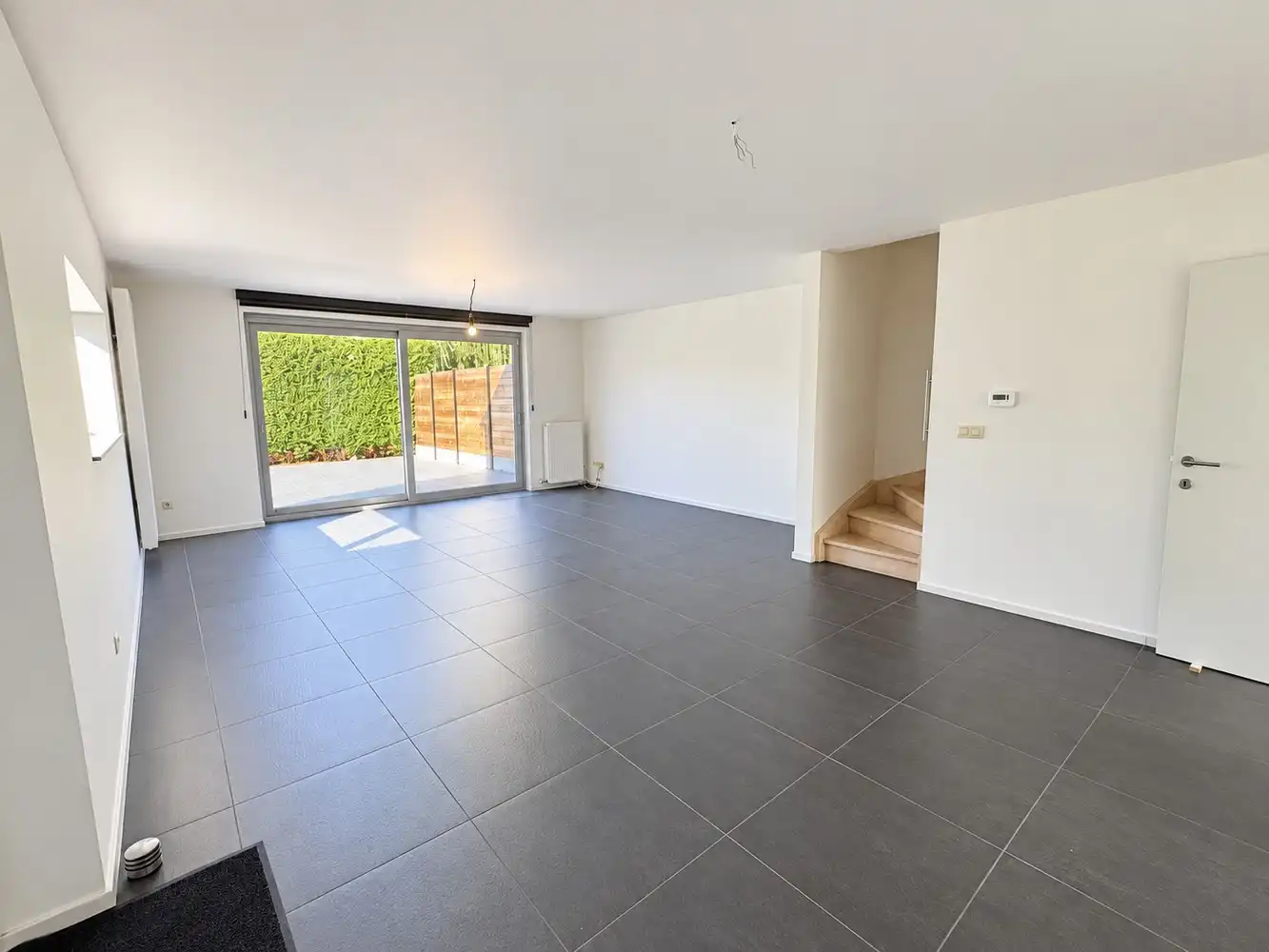 Verrassend ruime gezinswoning met vier slaapkamers, zonnig terras en carport foto 4