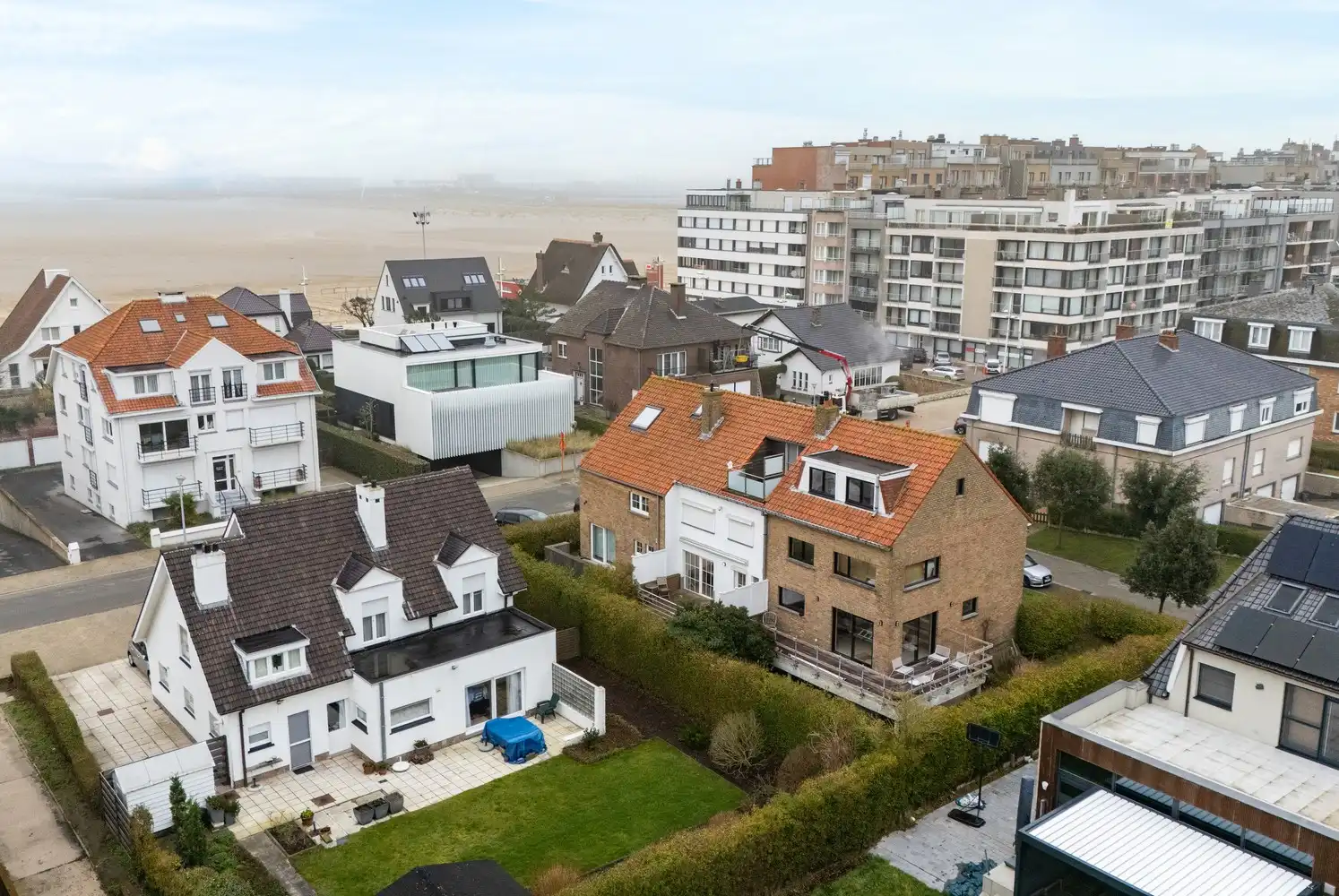 Zeebrugge op 50meter van het strand Uiterst charmante totaal gerenoveerde RUIM WOONHUIS met 5 SLAAPKAMERS en 3 BADKAMERS en 3 TERRASSEN. Grote troef is 2 AUTOSTAANPLAATSEN en ruime GARAGE.&nbsp; Oprit, grote garage, werkplaats, plaats voor fietsen, ingerichte STUDIO met tuintje op het zuiden. &nbsp;1éV:&nbsp; Zalige living , ingerichte open keuken, uitgevend op een groot zonneterras.Long island style. 2é V: 3 leuke slaapkamers , 2 badkamers. Onder het dak&nbsp; 4 é slaapkamer uitgevend op mooi terras met prachtig vergezicht.Bebouwde oppervlakte van 230 m2 Grondoppervlakte is 137m2 Magnifiek, Perfect onderhouden&nbsp; Juist verhuizen ! Zalig Wonen!&nbsp; Zowel hoofverblijfplaats, als vakantieverblijf aan Zee . foto 3