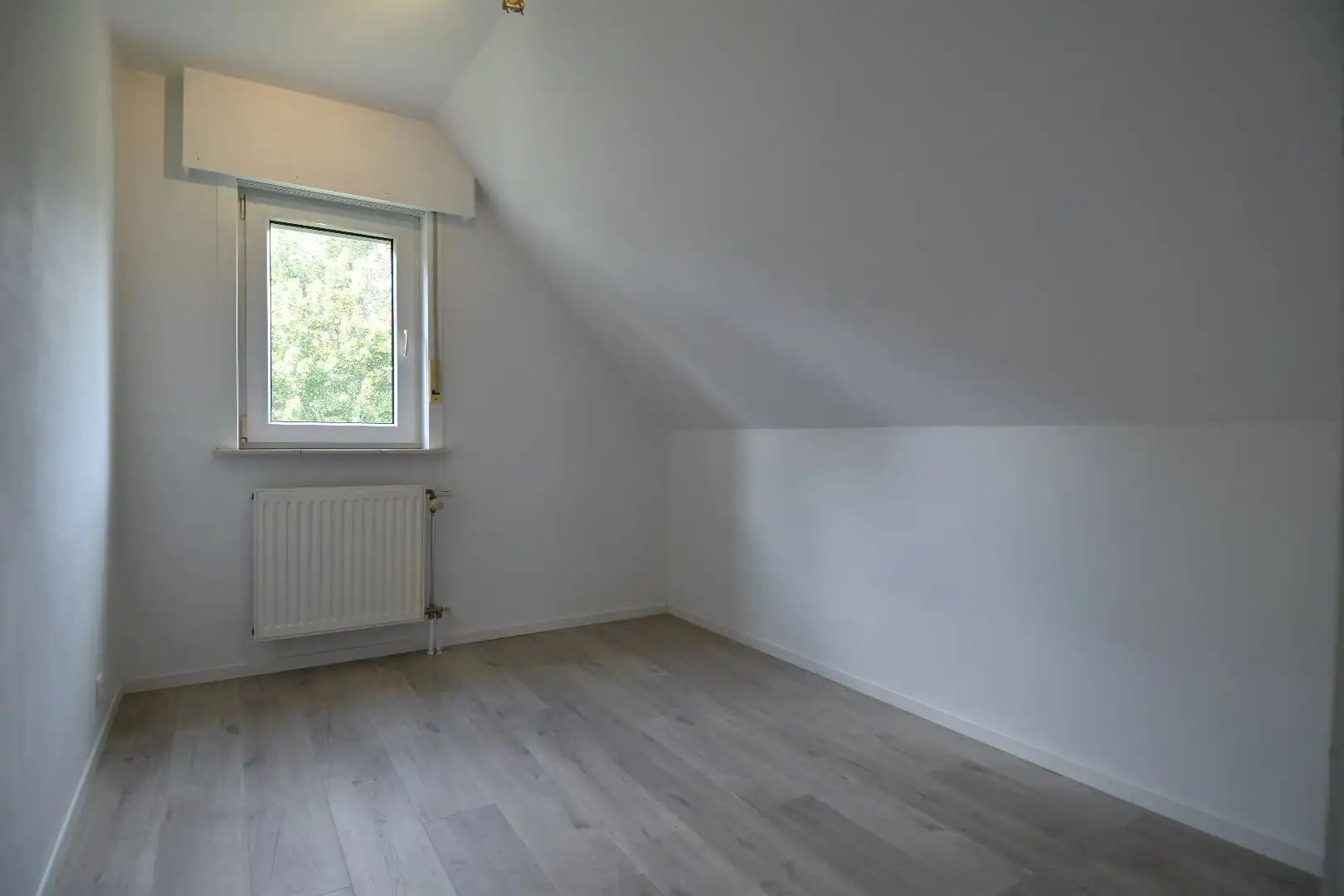 Alleenstaande woning met 3 slaapkamers, tuin en garage te koop in residentiële wijk te Gullegem foto 10
