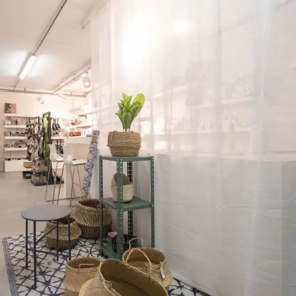 Modern magazijn / showroom met mezzanine en parking foto 4