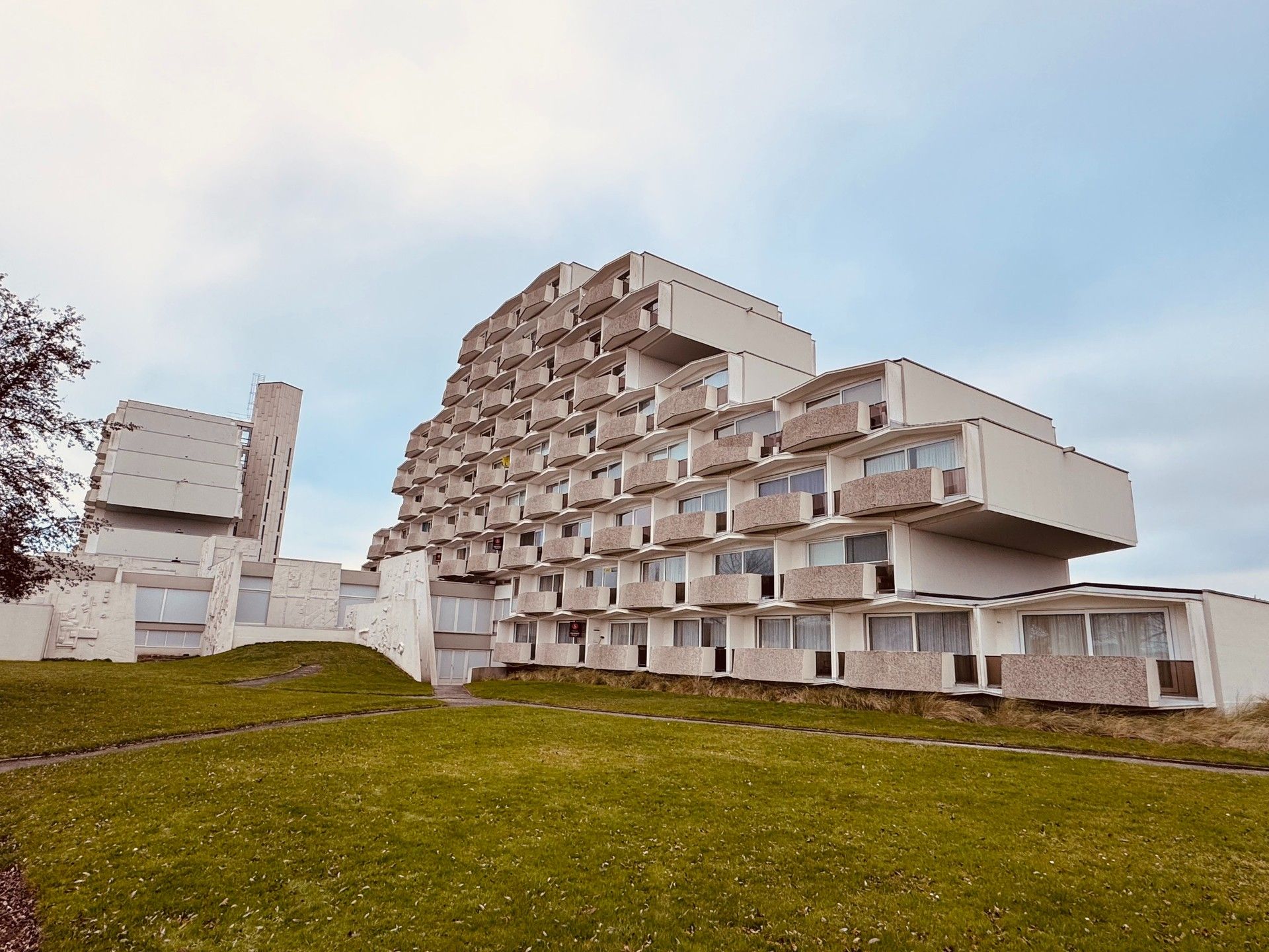 Gerenoveerd en instapklaar appartement met terras en 2 slaapkamers. foto {{pictureIndex}}