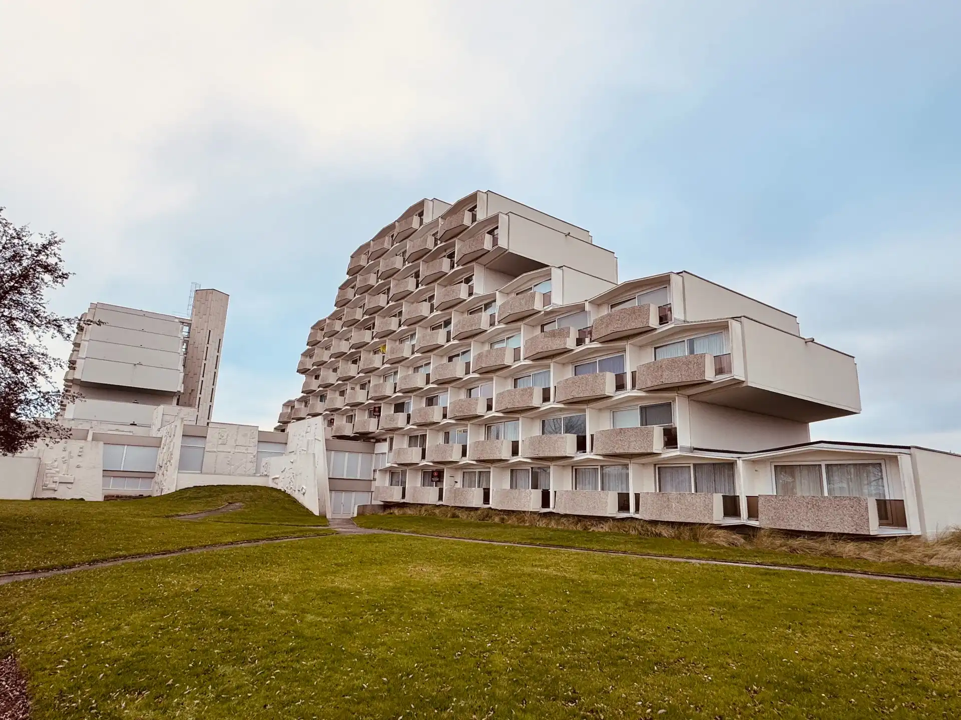 Gerenoveerd en instapklaar appartement met terras en 2 slaapkamers. foto {{pictureIndex}}